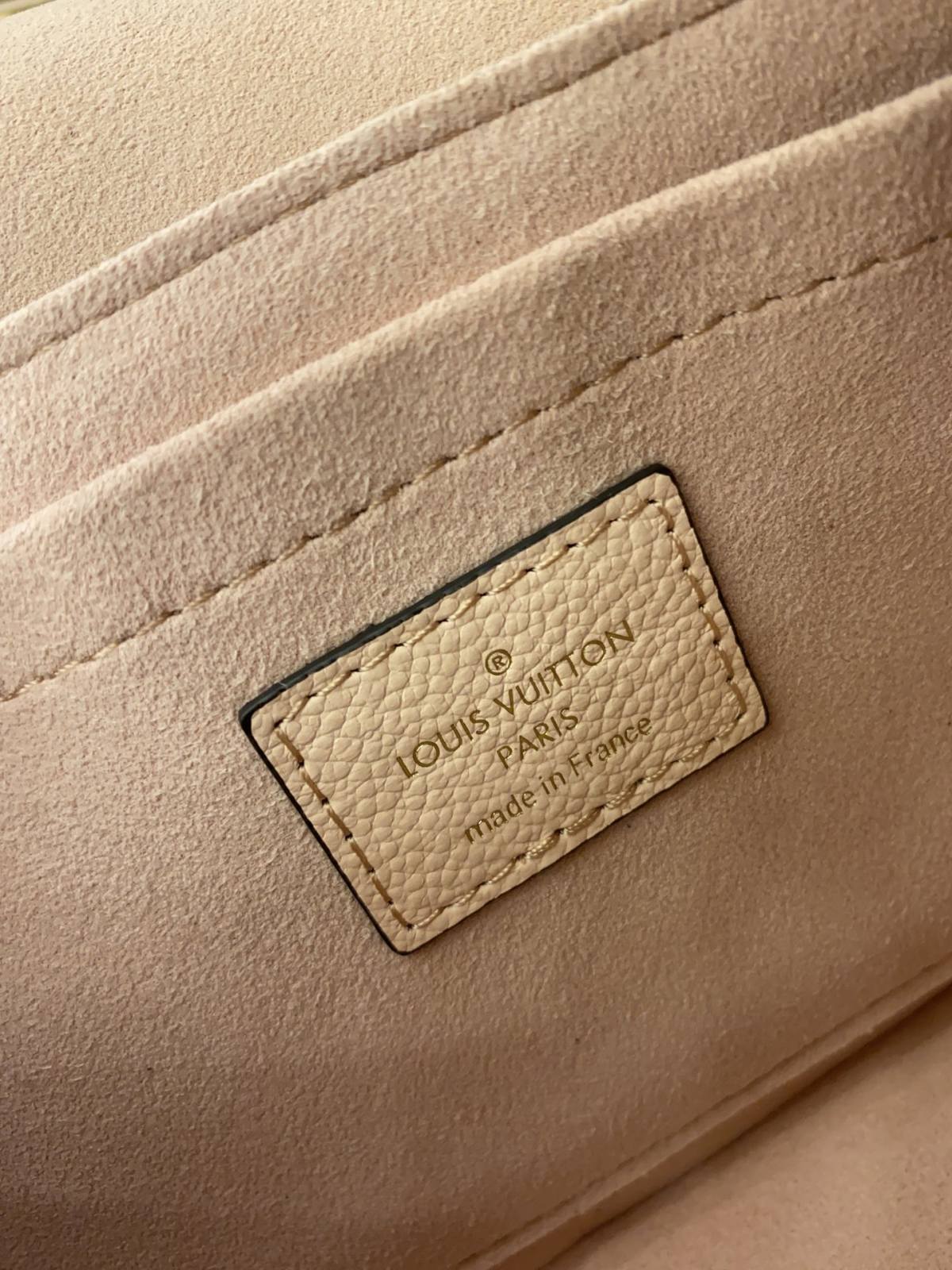 Ellebag Factory’s Replica Craftsmanship of Louis Vuitton LOCKME TENDER Handbag (M58555) in Pink-ຄຸນະພາບທີ່ດີທີ່ສຸດ Fake Louis Vuitton Bag Online Store, Replica designer bag ru