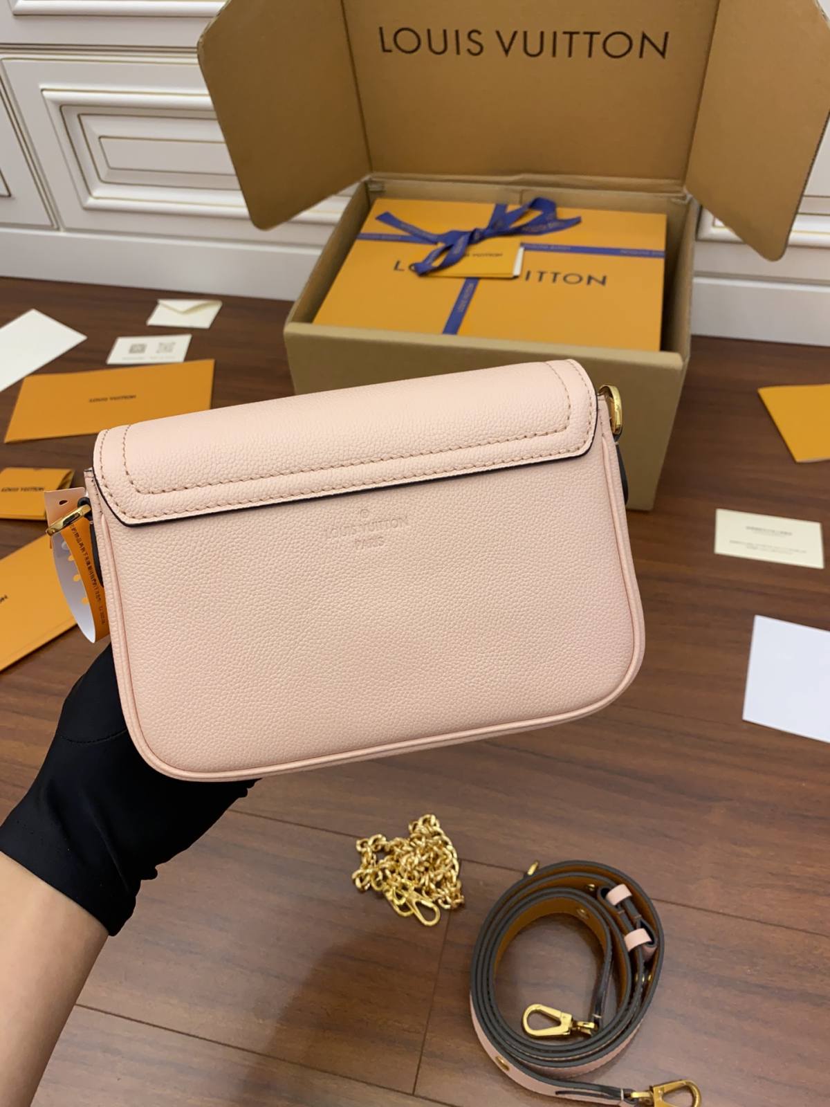 Ellebag Factory’s Replica Craftsmanship of Louis Vuitton LOCKME TENDER Handbag (M58555) in Pink-Bästa kvalitet Fake Louis Vuitton Bag Online Store, Replica designer bag ru