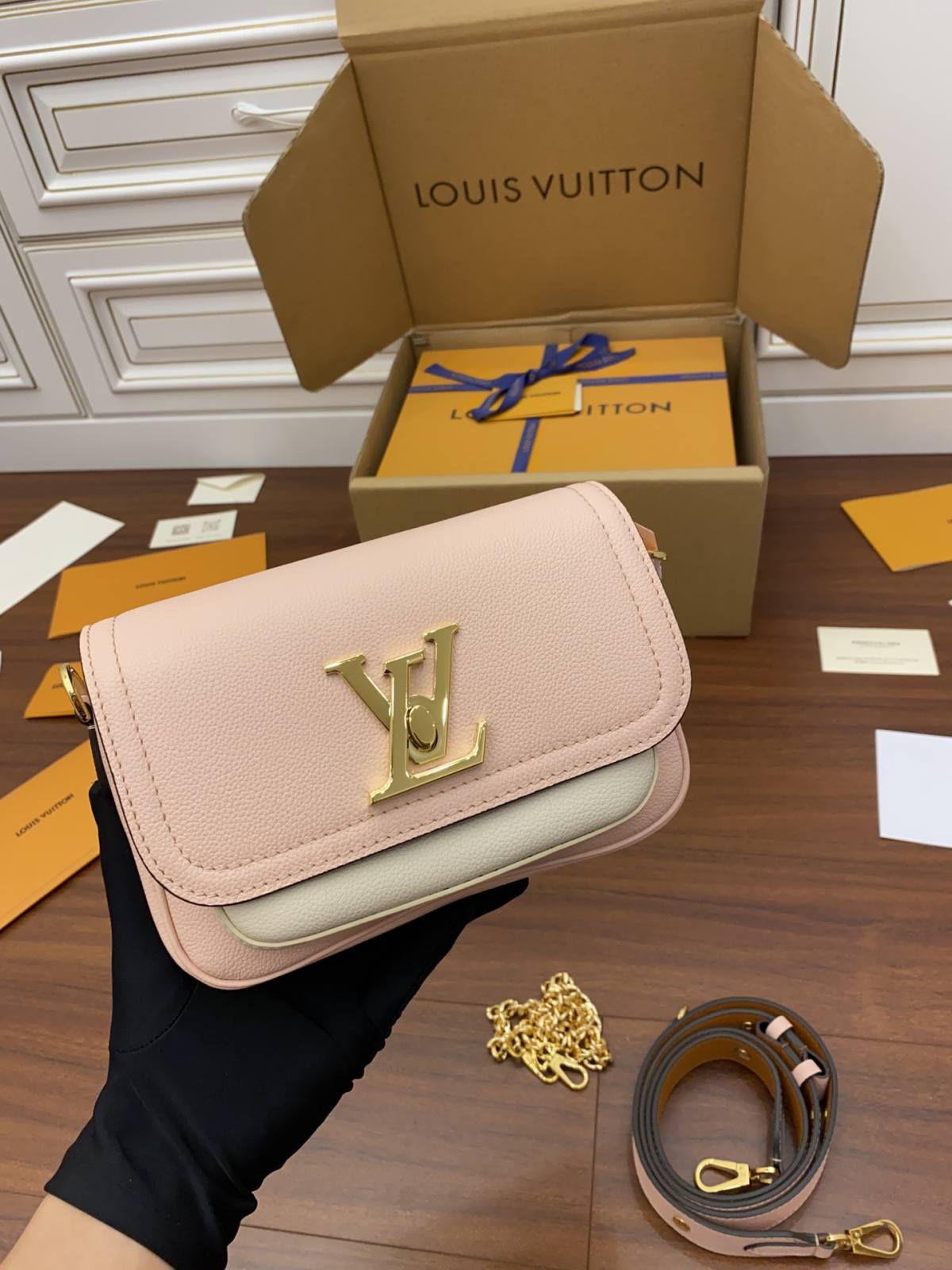 Ellebag Factory’s Replica Craftsmanship of Louis Vuitton LOCKME TENDER Handbag (M58555) in Pink-ఉత్తమ నాణ్యత నకిలీ లూయిస్ విట్టన్ బ్యాగ్ ఆన్‌లైన్ స్టోర్, రెప్లికా డిజైనర్ బ్యాగ్ రు