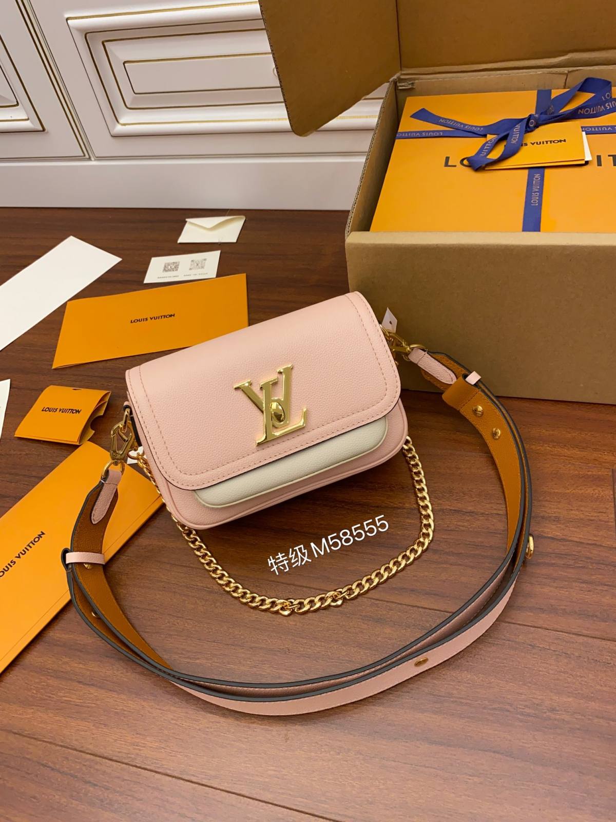 Ellebag Factory’s Replica Craftsmanship of Louis Vuitton LOCKME TENDER Handbag (M58555) in Pink-Labākās kvalitātes viltotās Louis Vuitton somas tiešsaistes veikals, dizaineru somas kopija ru