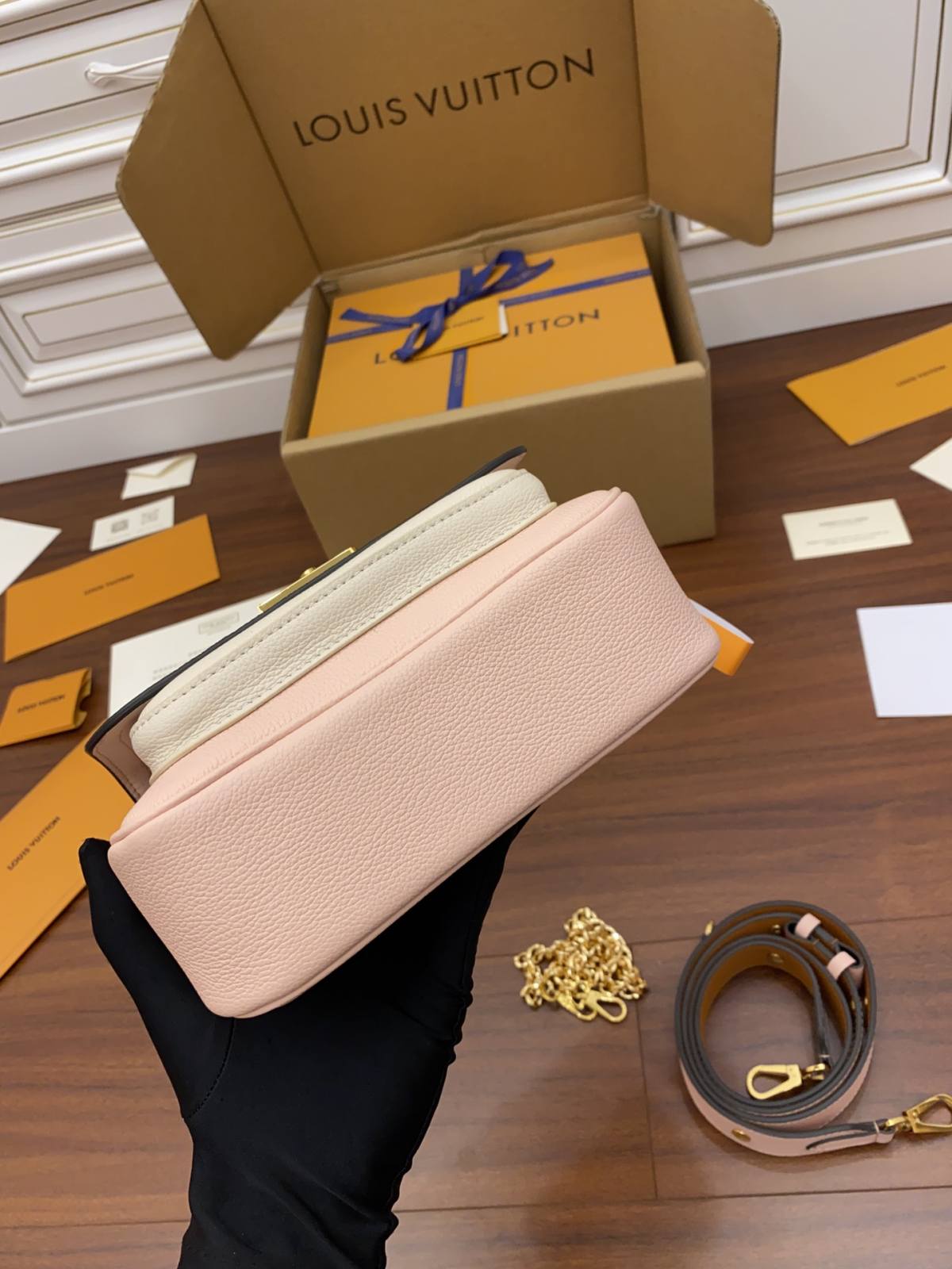 Ellebag Factory’s Replica Craftsmanship of Louis Vuitton LOCKME TENDER Handbag (M58555) in Pink-Best Quality Fake Louis Vuitton Bag Online Store, Replica designer bag ru