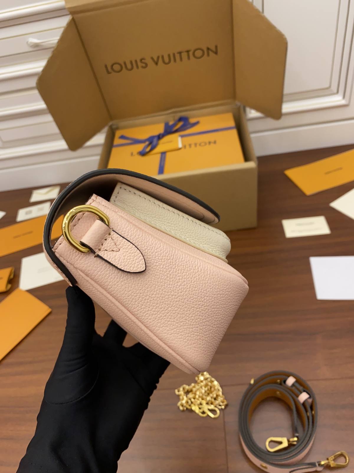 Ellebag Factory’s Replica Craftsmanship of Louis Vuitton LOCKME TENDER Handbag (M58555) in Pink-Negozio in linea della borsa falsa di Louis Vuitton di migliore qualità, borsa del progettista della replica ru