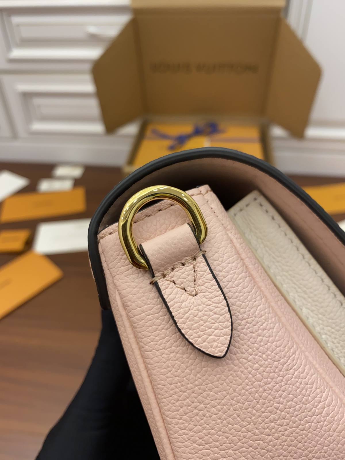 Ellebag Factory’s Replica Craftsmanship of Louis Vuitton LOCKME TENDER Handbag (M58555) in Pink-Labākās kvalitātes viltotās Louis Vuitton somas tiešsaistes veikals, dizaineru somas kopija ru