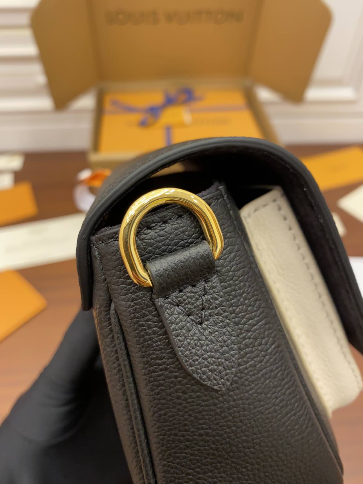 Ellebag Factory’s Replication Craftsmanship for Louis Vuitton LOCKME TENDER Handbag (M58557) – Black-Paras laatu väärennetty Louis Vuitton laukku verkkokauppa, replika suunnittelija laukku ru