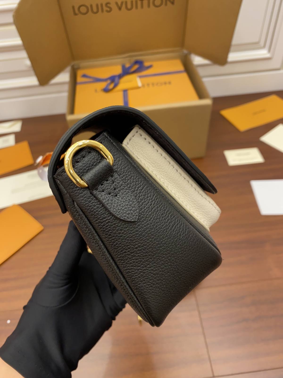 Ellebag Factory’s Replication Craftsmanship for Louis Vuitton LOCKME TENDER Handbag (M58557) – Black-Najlepsza jakość fałszywych torebek Louis Vuitton Sklep internetowy, projektant repliki torebki ru