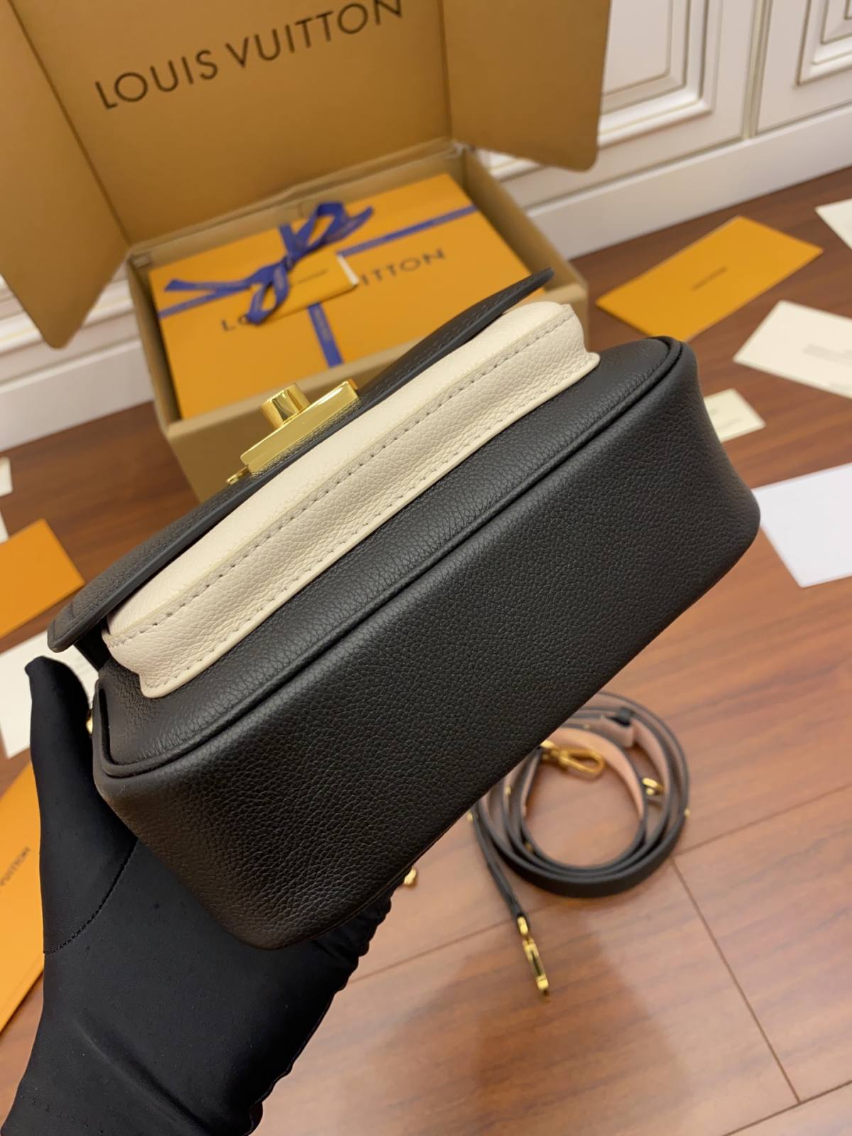 Ellebag Factory’s Replication Craftsmanship for Louis Vuitton LOCKME TENDER Handbag (M58557) – Black-Paras laatu väärennetty Louis Vuitton laukku verkkokauppa, replika suunnittelija laukku ru