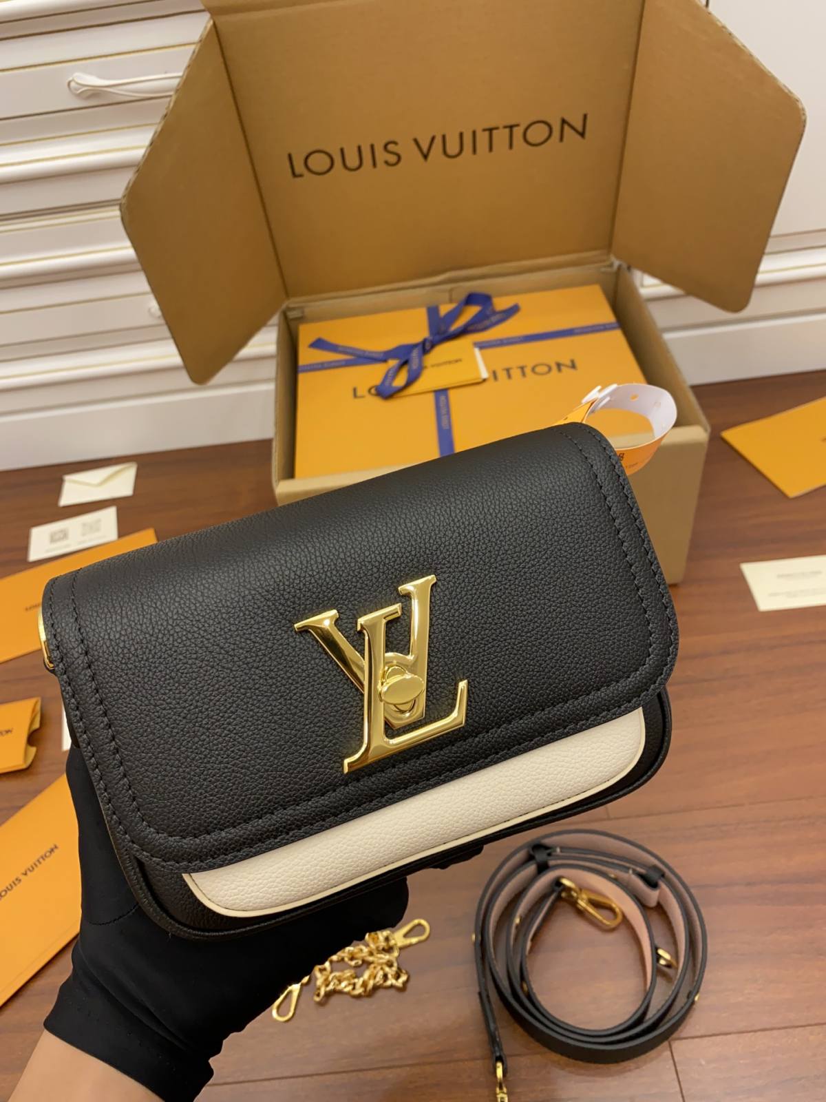 Ellebag Factory’s Replication Craftsmanship for Louis Vuitton LOCKME TENDER Handbag (M58557) – Black-Duka la Mtandaoni la Begi Bandia ya Louis Vuitton ya Ubora, Begi la wabuni wa Replica ru