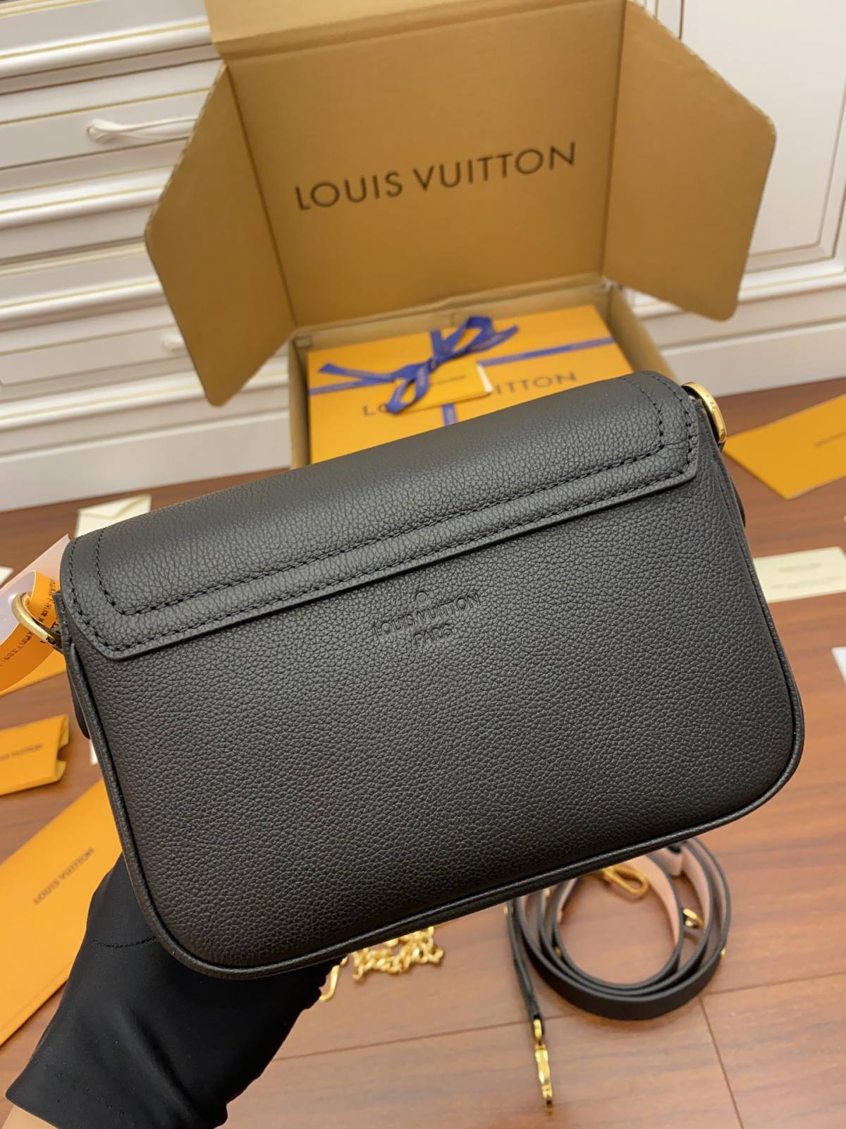 Ellebag Factory’s Replication Craftsmanship for Louis Vuitton LOCKME TENDER Handbag (M58557) – Black-Paras laatu väärennetty Louis Vuitton laukku verkkokauppa, replika suunnittelija laukku ru