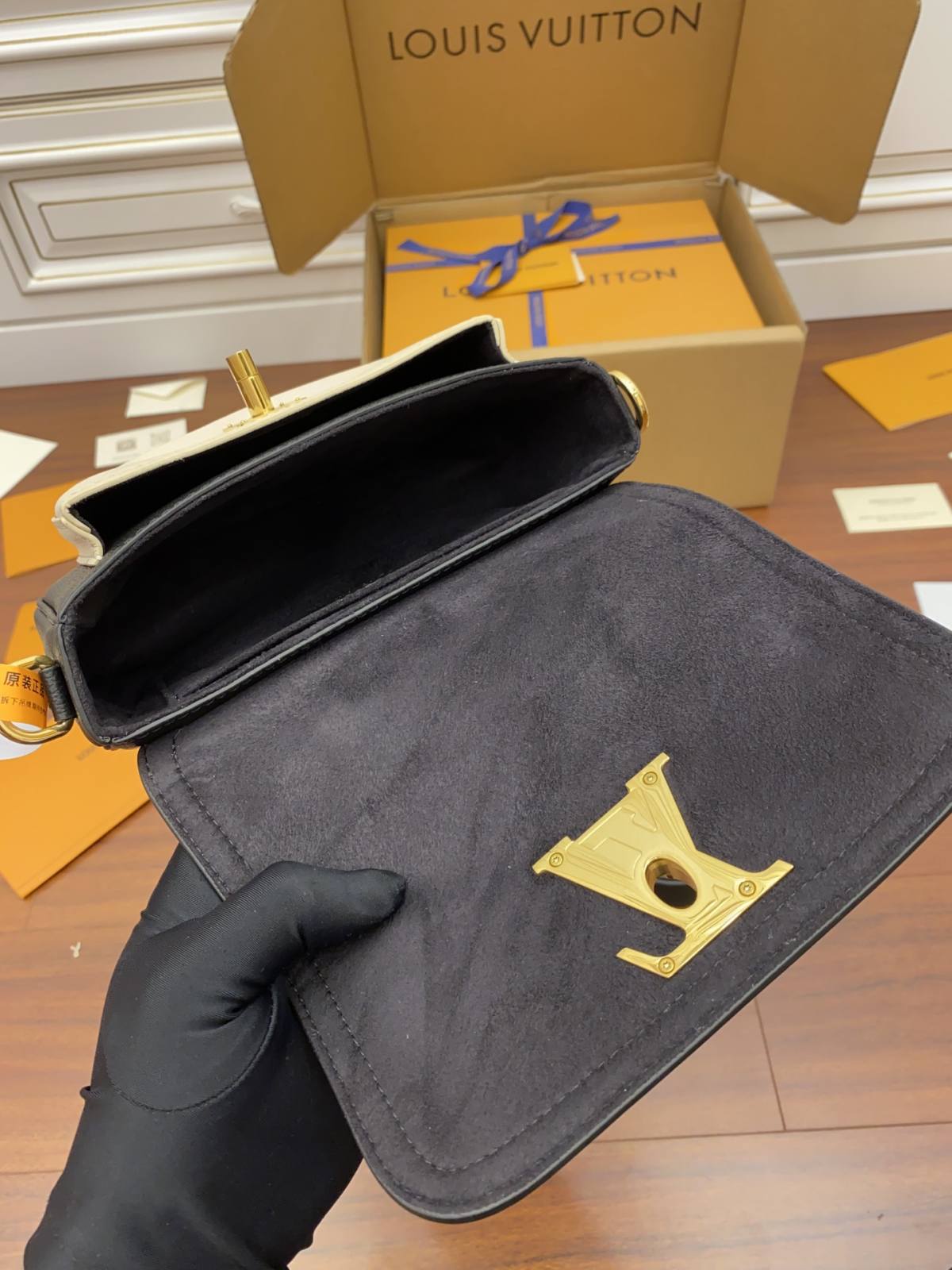 Ellebag Factory’s Replication Craftsmanship for Louis Vuitton LOCKME TENDER Handbag (M58557) – Black-最好的質量假路易威登包網上商店，複製設計師包 ru