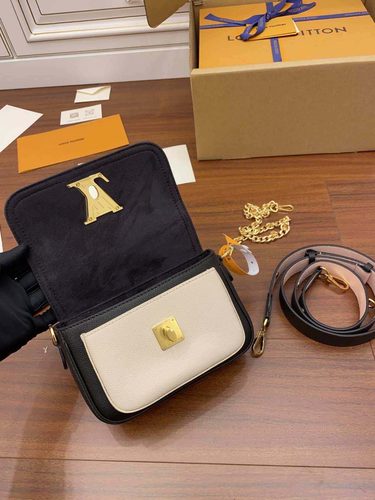 Ellebag Factory’s Replication Craftsmanship for Louis Vuitton LOCKME TENDER Handbag (M58557) – Black-最好的質量假路易威登包網上商店，複製設計師包 ru