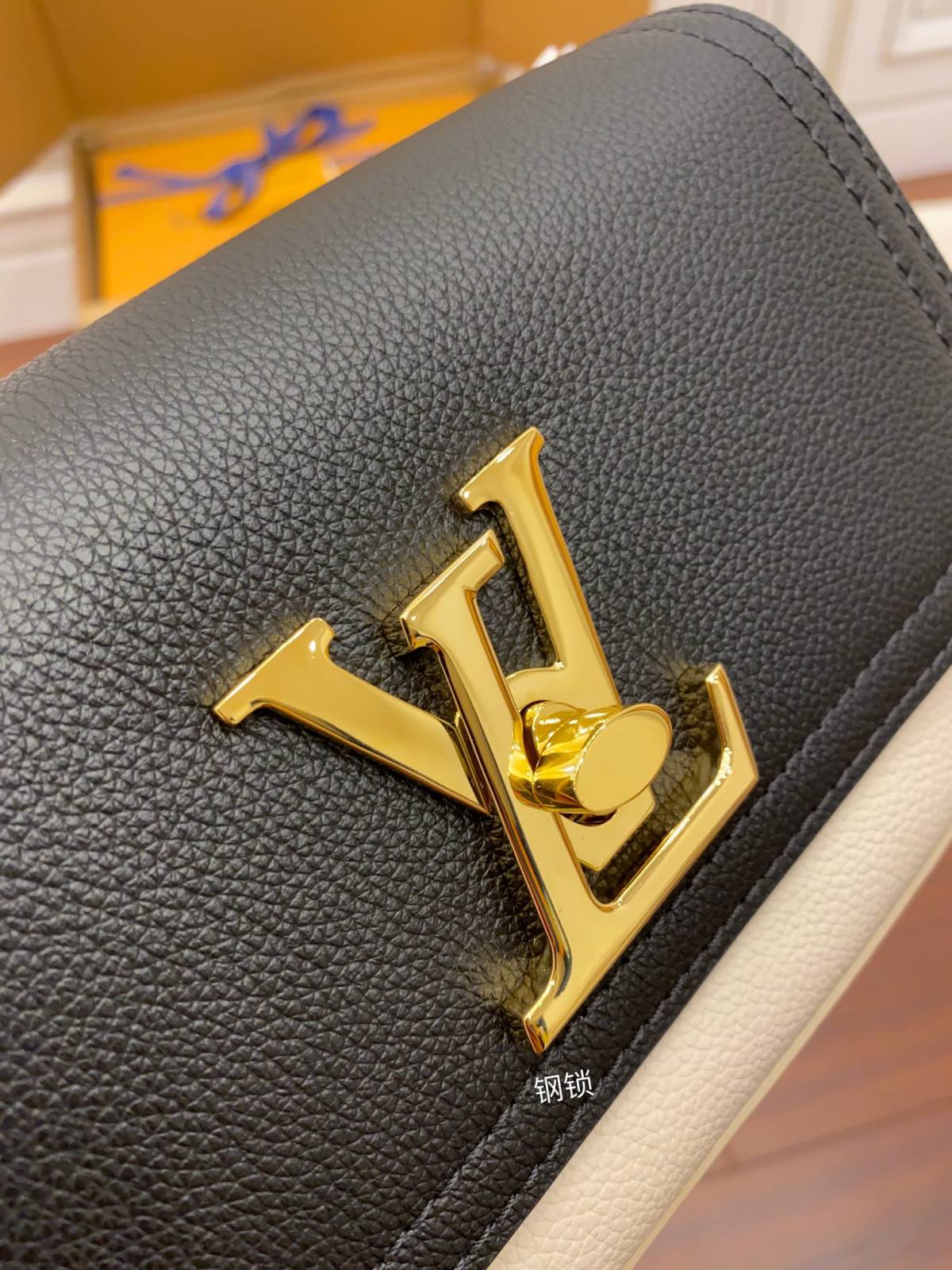 Ellebag Factory’s Replication Craftsmanship for Louis Vuitton LOCKME TENDER Handbag (M58557) – Black-Najlepsza jakość fałszywych torebek Louis Vuitton Sklep internetowy, projektant repliki torebki ru