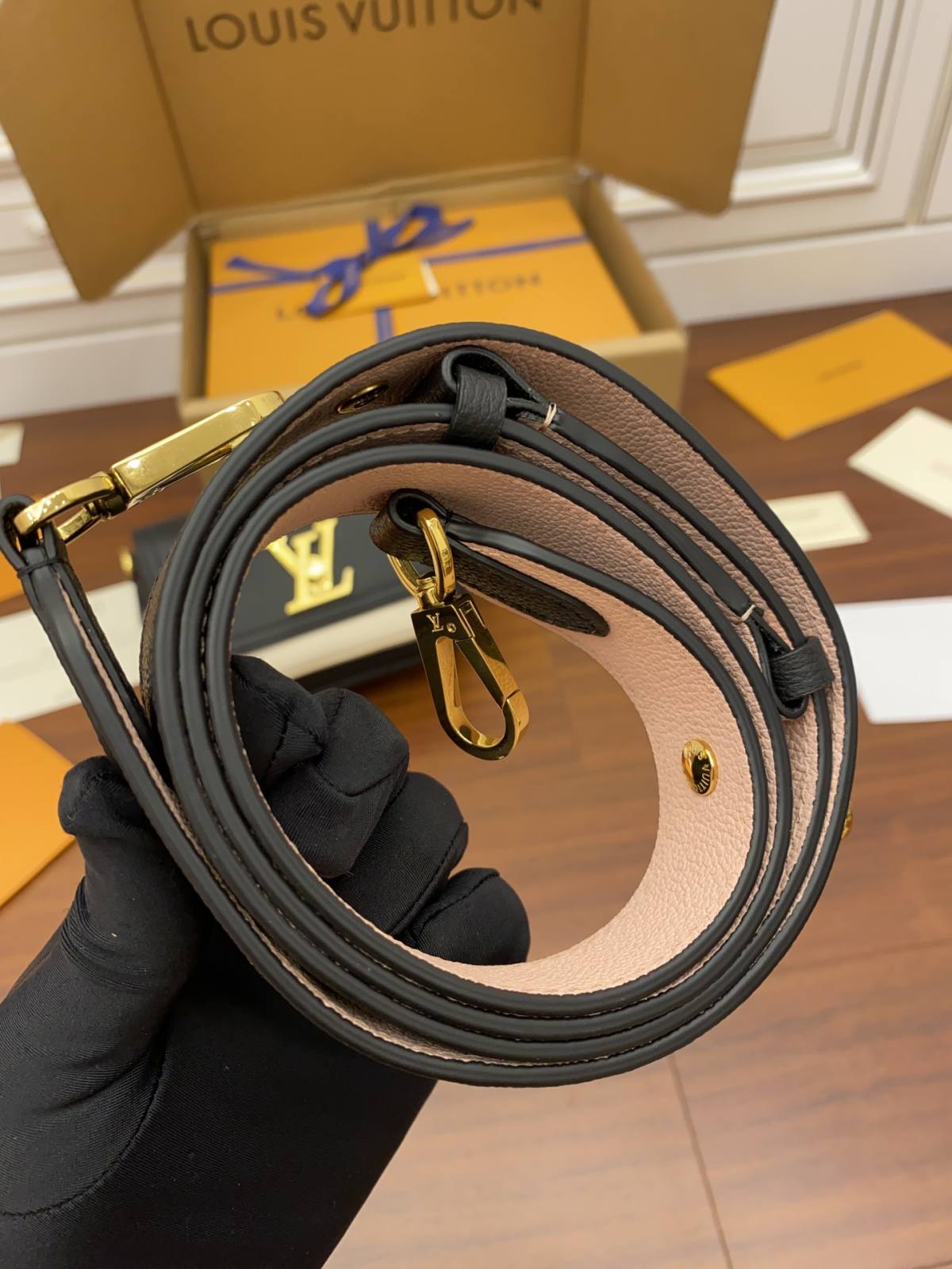 Ellebag Factory’s Replication Craftsmanship for Louis Vuitton LOCKME TENDER Handbag (M58557) – Black-Paras laatu väärennetty Louis Vuitton laukku verkkokauppa, replika suunnittelija laukku ru