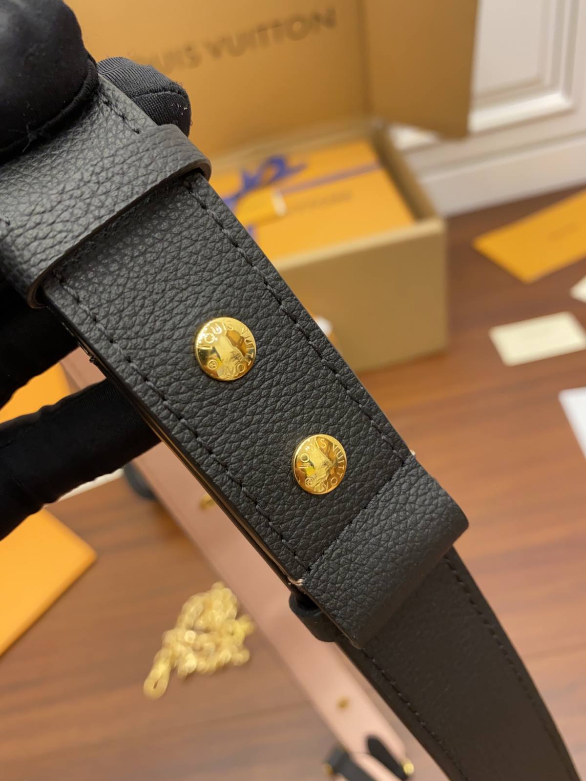 Ellebag Factory’s Replication Craftsmanship for Louis Vuitton LOCKME TENDER Handbag (M58557) – Black-Najlepsza jakość fałszywych torebek Louis Vuitton Sklep internetowy, projektant repliki torebki ru