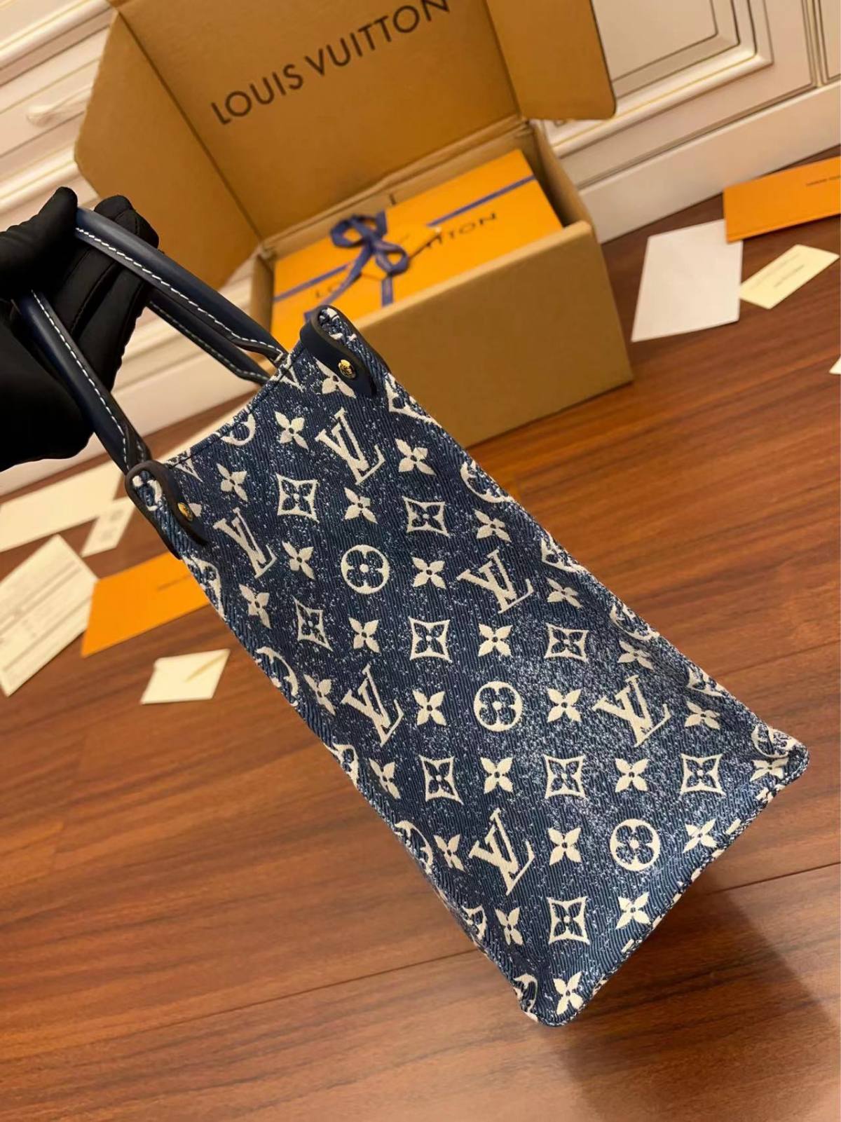 Ellebag Factory’s Replication Craftsmanship for Louis Vuitton ONTHEGO Medium Handbag (M59608) – Onthego Monogram Embossed Denim-Kedai Dalam Talian Beg Louis Vuitton Palsu Kualiti Terbaik, Beg reka bentuk replika ru