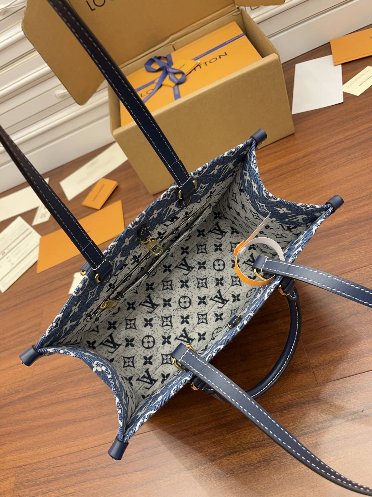 Ellebag Factory’s Replication Craftsmanship for Louis Vuitton ONTHEGO Medium Handbag (M59608) – Onthego Monogram Embossed Denim-Best Quality Fake Louis Vuitton Bag Online Store ، حقيبة مصمم طبق الأصل ru