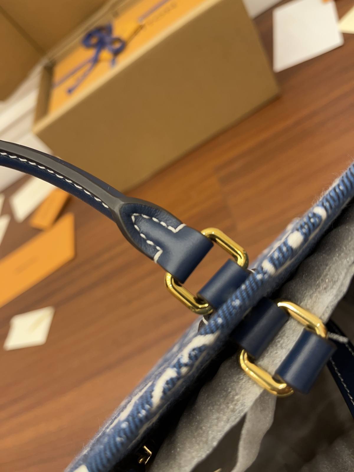 Ellebag Factory’s Replication Craftsmanship for Louis Vuitton ONTHEGO Medium Handbag (M59608) – Onthego Monogram Embossed Denim-Bästa kvalitet Fake Louis Vuitton Bag Online Store, Replica designer bag ru