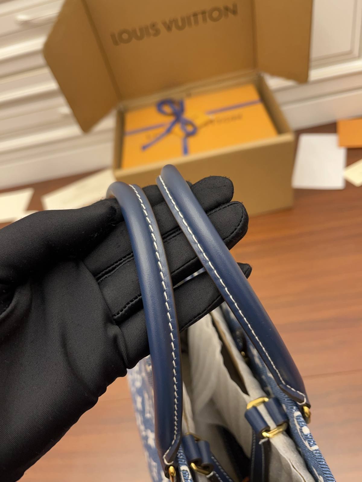 Ellebag Factory’s Replication Craftsmanship for Louis Vuitton ONTHEGO Medium Handbag (M59608) – Onthego Monogram Embossed Denim-Kedai Dalam Talian Beg Louis Vuitton Palsu Kualiti Terbaik, Beg reka bentuk replika ru