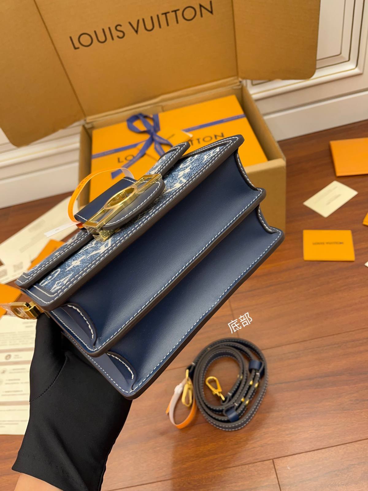 Ellebag’s Replica Mastery: LV M59716 Denim Blue Dauphine Small Handbag-Ti o dara ju Didara iro Louis Vuitton apo Online itaja, Ajọra onise apo ru