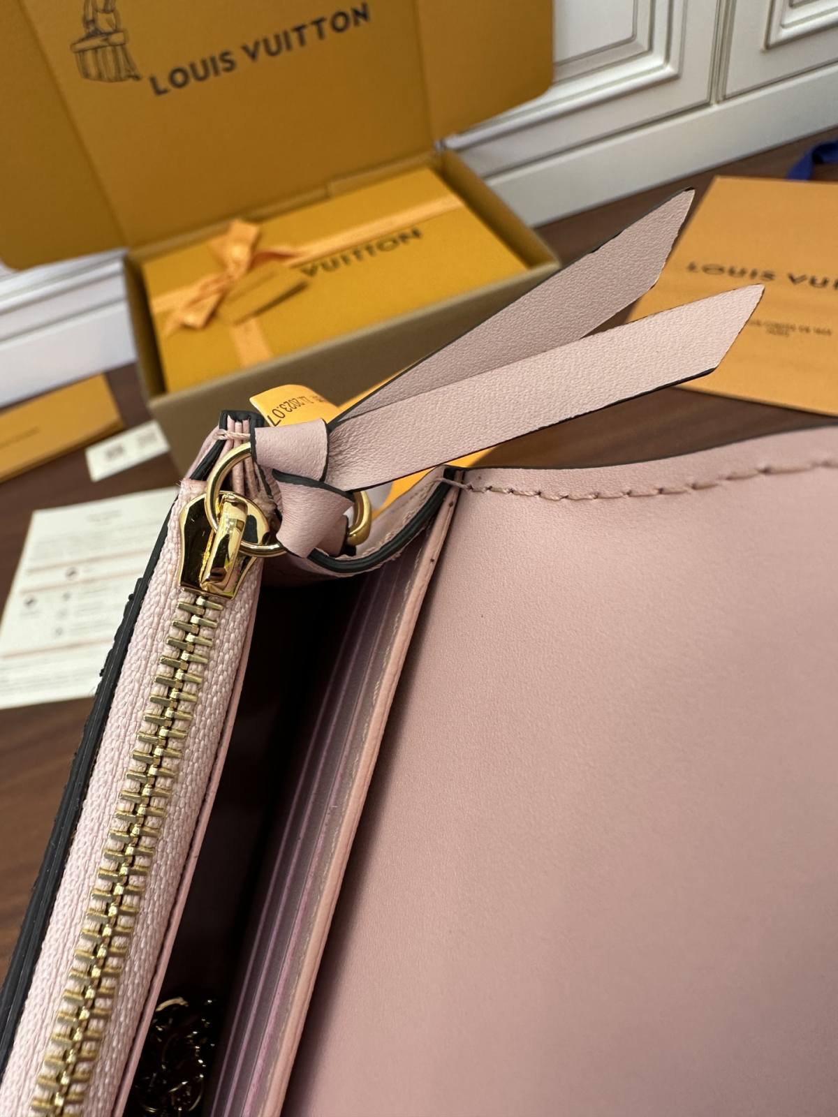 Ellebag’s meticulous replication process for the Louis Vuitton FLORE Chain Wallet (M67405)-Legjobb minőségű hamis Louis Vuitton táska online áruház, replika designer táska ru