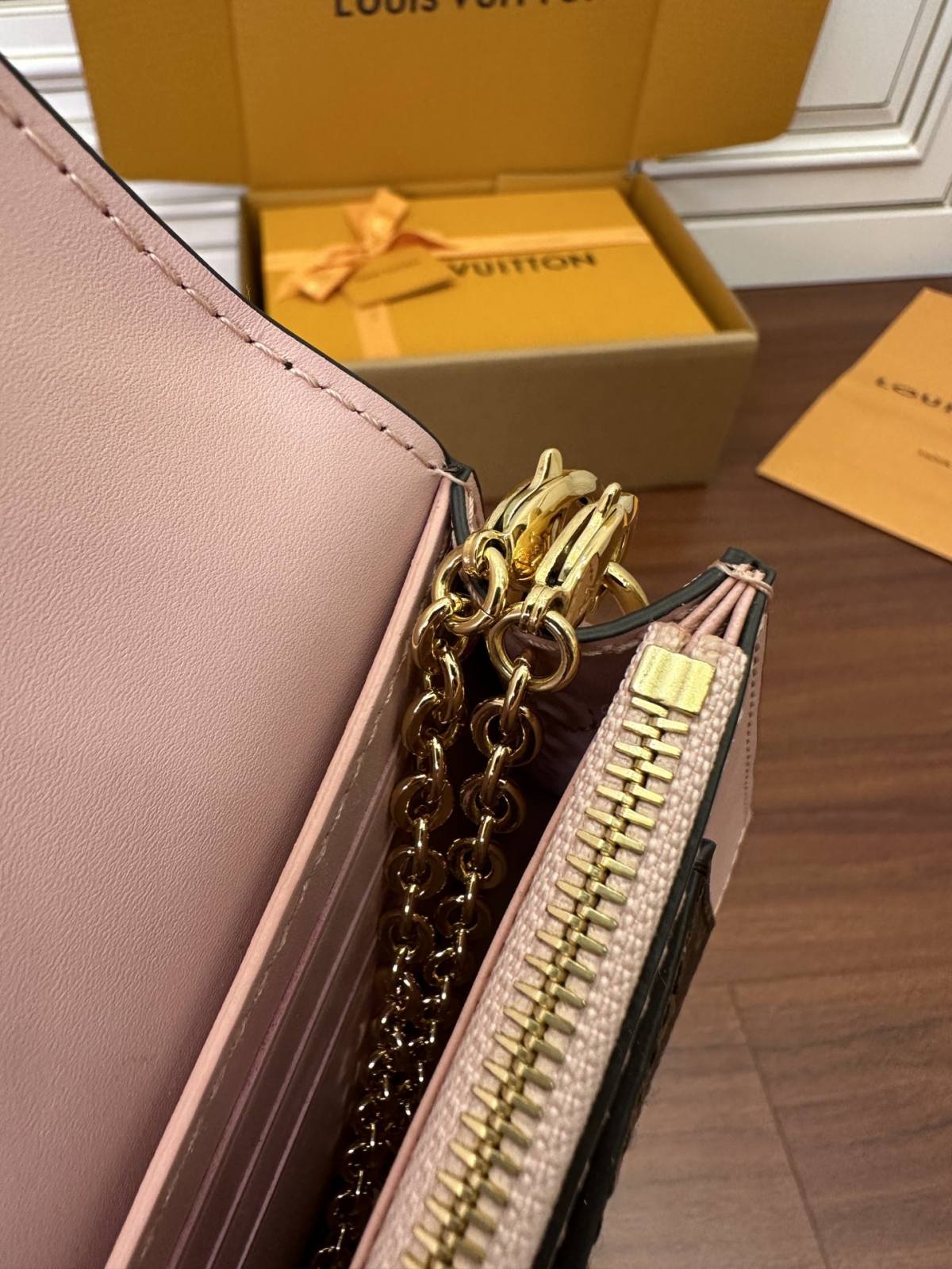 Ellebag’s meticulous replication process for the Louis Vuitton FLORE Chain Wallet (M67405)-Best Quality Fake Louis Vuitton сумка онлайн дүкөнү, Replica дизайнер сумка ru