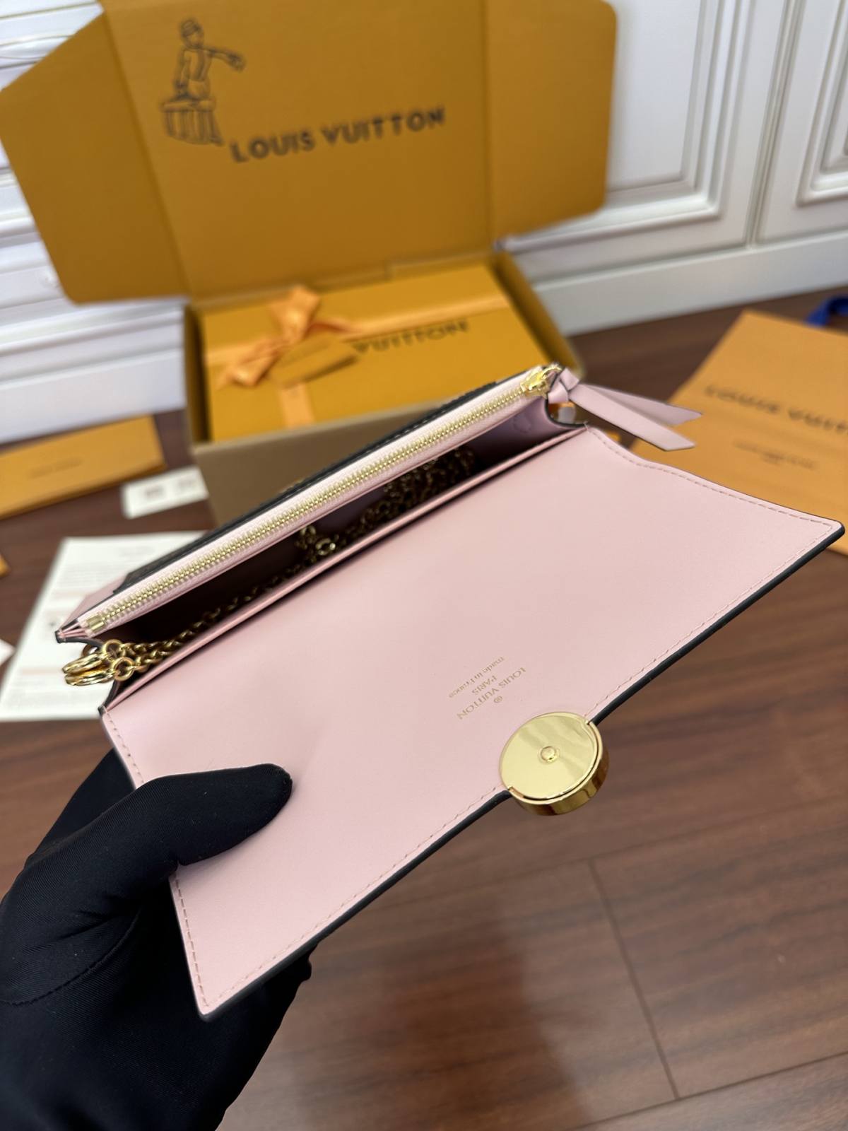 Ellebag’s meticulous replication process for the Louis Vuitton FLORE Chain Wallet (M67405)-Best Quality Fake Louis Vuitton Bag Online Store, Replica designer bag ru