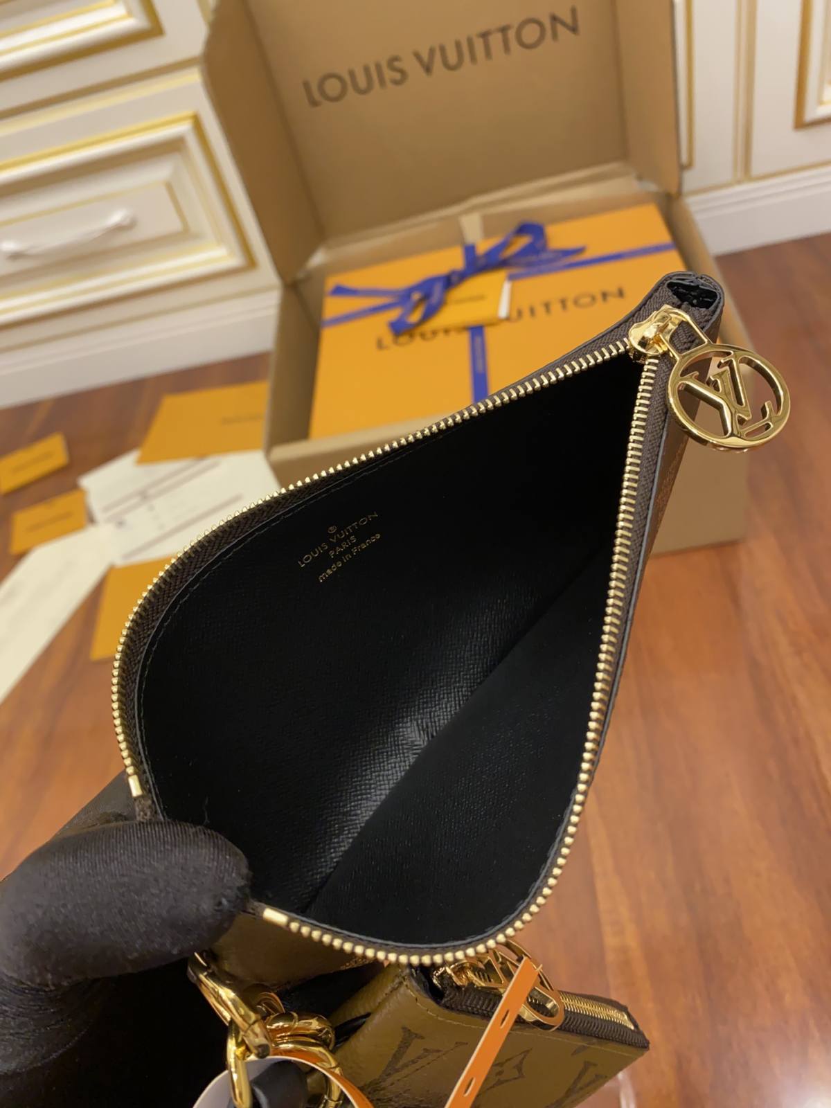 Ellebag’s Expert Replica Craftsmanship: Louis Vuitton Trio Pouch M68756-Ti o dara ju Didara iro Louis Vuitton apo Online itaja, Ajọra onise apo ru