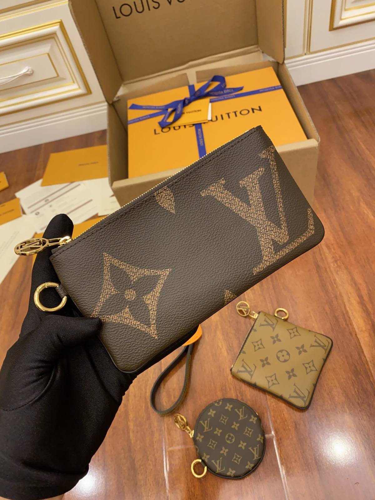 Ellebag’s Expert Replica Craftsmanship: Louis Vuitton Trio Pouch M68756-בעסטער קוואַליטעט שווינדל לוי ווויטטאָן באַג אָנליין קראָם, רעפּליקע דיזיינער זעקל רו