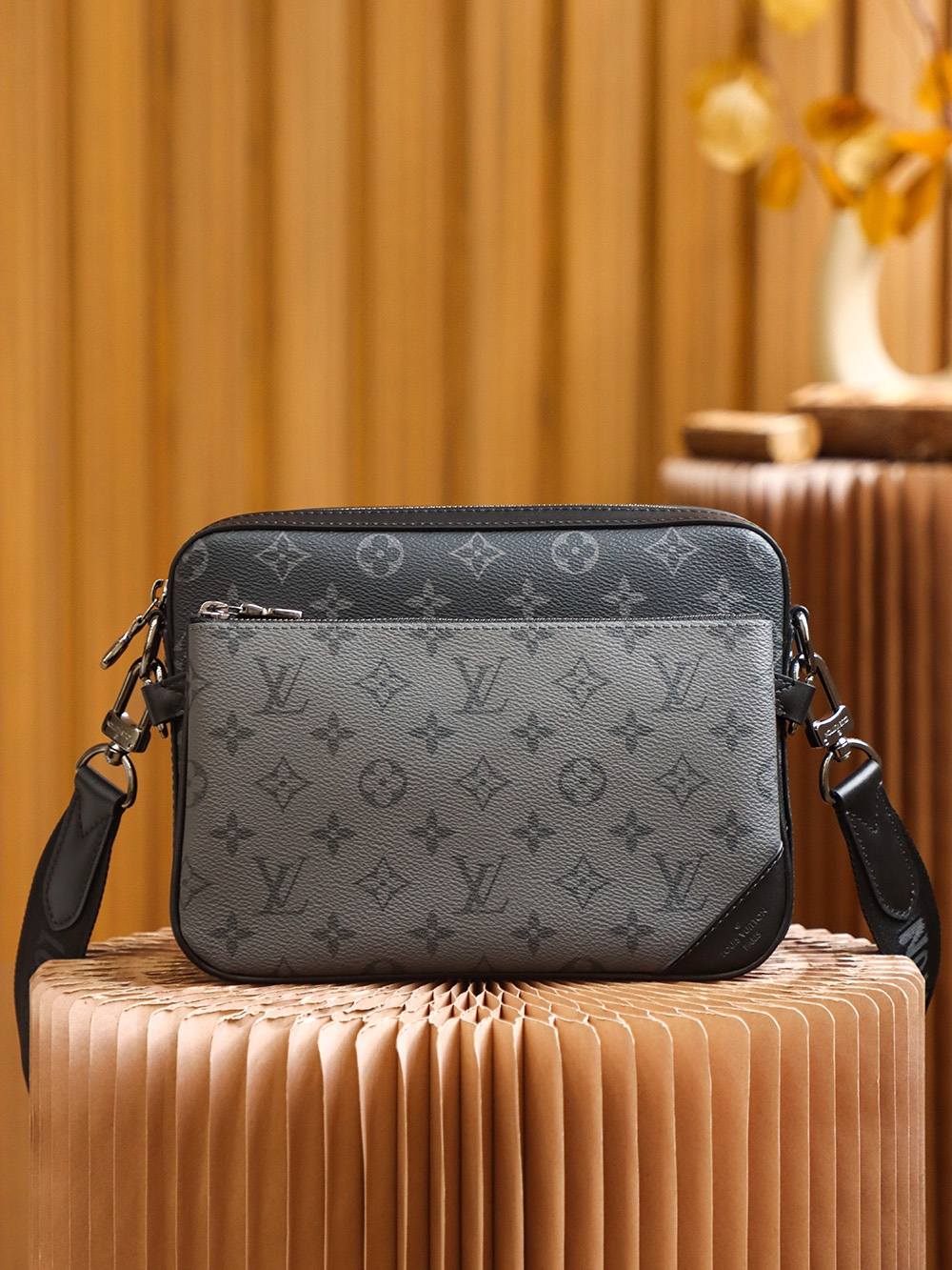 Ellebag’s Exquisite Replica of LV TRIO POCHETTE M69443 in Monogram Eclipse Black-Լավագույն որակի կեղծ Louis Vuitton պայուսակների առցանց խանութ, Replica դիզայներական պայուսակ ru