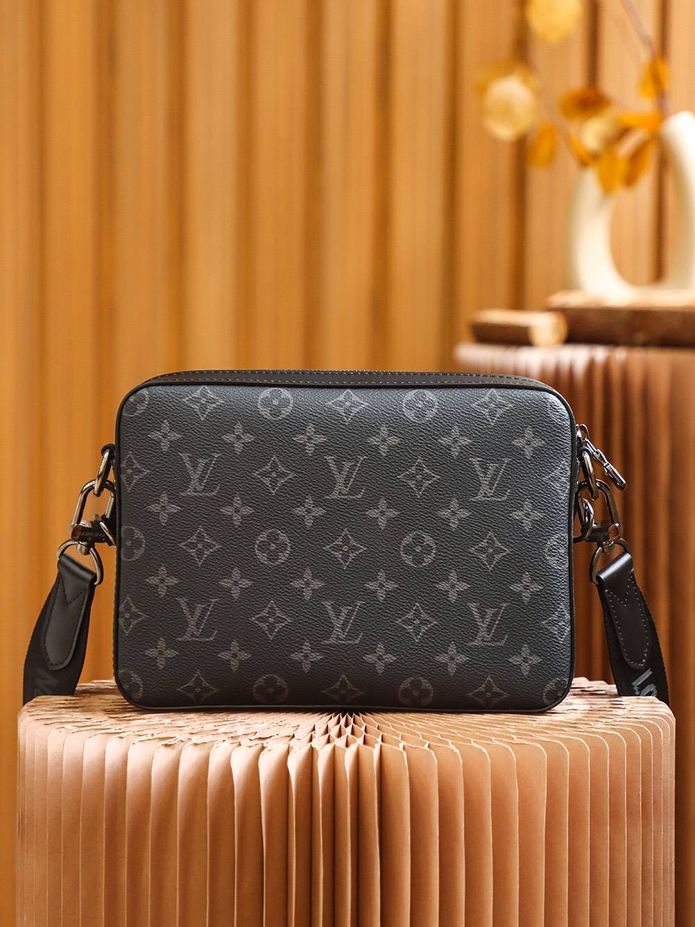 Ellebag’s Exquisite Replica of LV TRIO POCHETTE M69443 in Monogram Eclipse Black-Լավագույն որակի կեղծ Louis Vuitton պայուսակների առցանց խանութ, Replica դիզայներական պայուսակ ru