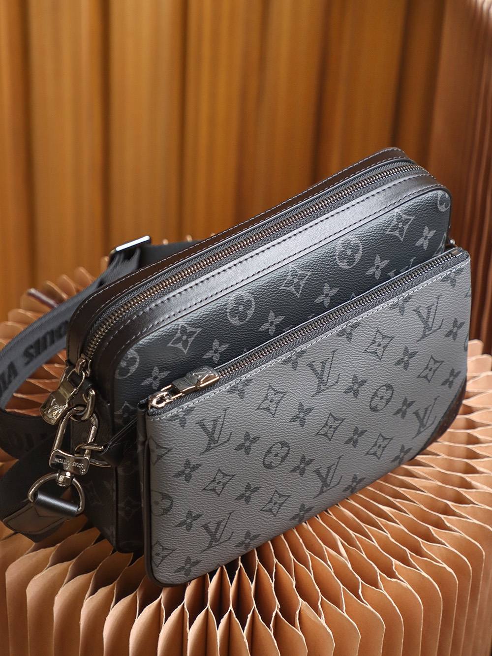 Ellebag’s Exquisite Replica of LV TRIO POCHETTE M69443 in Monogram Eclipse Black-Լավագույն որակի կեղծ Louis Vuitton պայուսակների առցանց խանութ, Replica դիզայներական պայուսակ ru