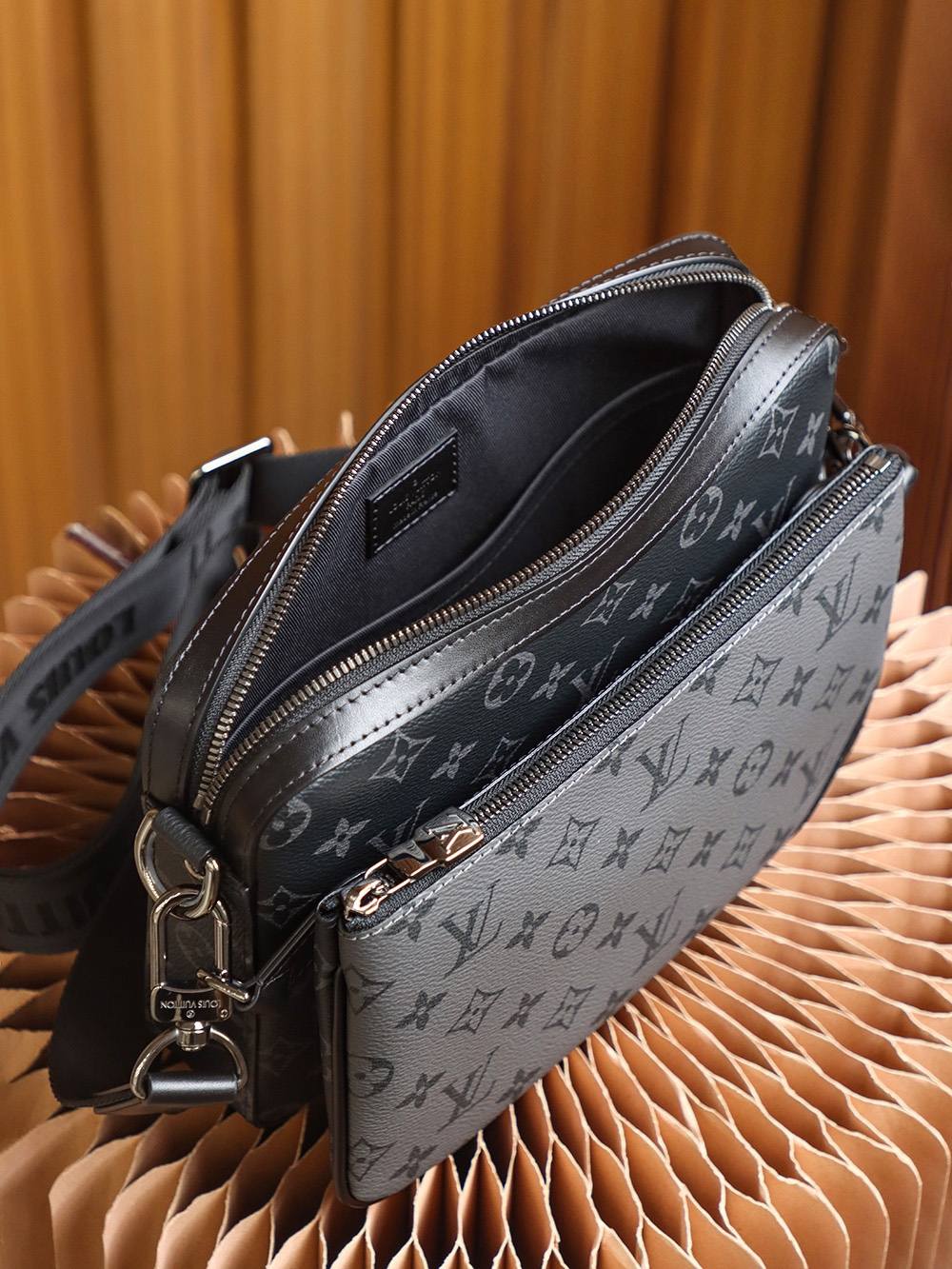 Ellebag’s Exquisite Replica of LV TRIO POCHETTE M69443 in Monogram Eclipse Black-Լավագույն որակի կեղծ Louis Vuitton պայուսակների առցանց խանութ, Replica դիզայներական պայուսակ ru