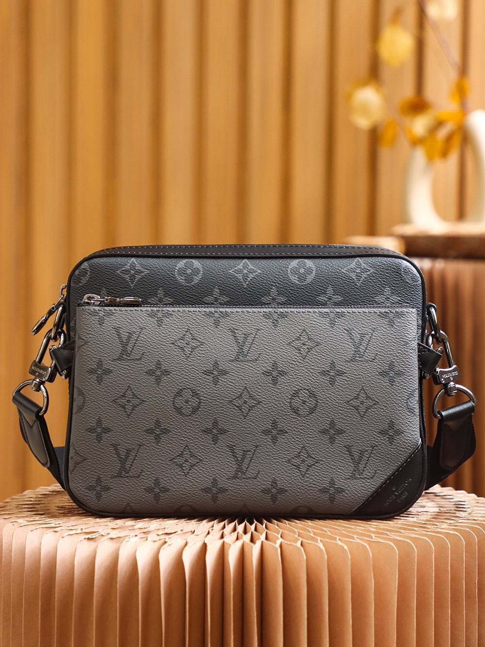 Ellebag’s Exquisite Replica of LV TRIO POCHETTE M69443 in Monogram Eclipse Black-Шилдэг чанарын хуурамч Louis Vuitton цүнх онлайн дэлгүүр, Replica дизайнер цүнх ru