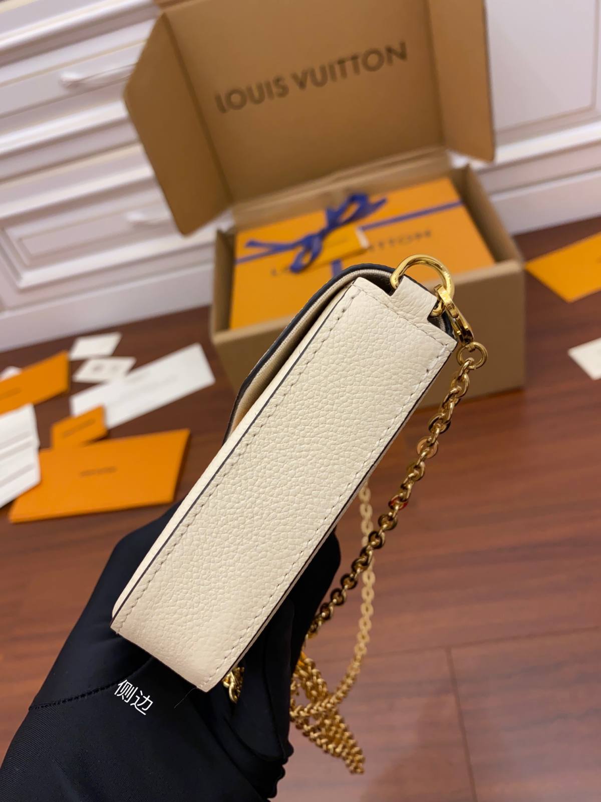 Ellebag’s Replica Excellence: Louis Vuitton M80498 Yellow Special Edition FÉLICIE Felicie Pochette Chain Bag in Monogram Empreinte Grained Leather-Toko Online Tas Louis Vuitton Palsu Kualitas Terbaik, Tas desainer replika ru