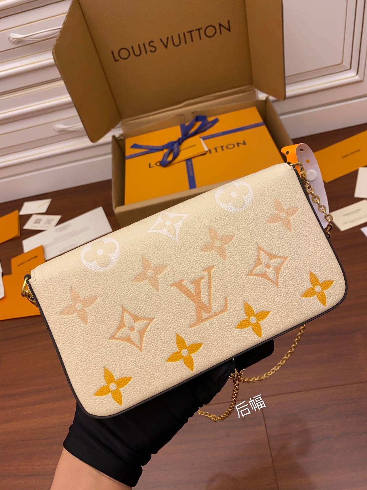 Ellebag’s Replica Excellence: Louis Vuitton M80498 Yellow Special Edition FÉLICIE Felicie Pochette Chain Bag in Monogram Empreinte Grained Leather-ఉత్తమ నాణ్యత నకిలీ లూయిస్ విట్టన్ బ్యాగ్ ఆన్‌లైన్ స్టోర్, రెప్లికా డిజైనర్ బ్యాగ్ రు