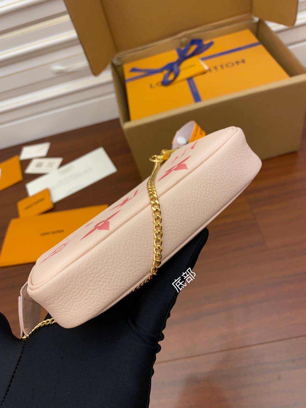 Ellebag’s Replica Mastery: Louis Vuitton M80501 By the Pool Pink Silk Print Monogram Empreinte Leather Embossed-Best Quality adịgboroja Louis vuitton akpa Online Store, oyiri mmebe akpa ru