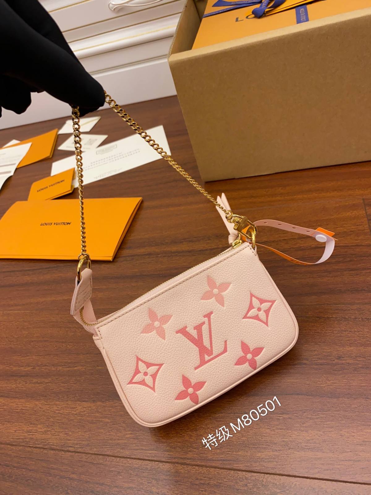 Ellebag’s Replica Mastery: Louis Vuitton M80501 By the Pool Pink Silk Print Monogram Empreinte Leather Embossed-Yakanakisa Hunhu Fake Louis Vuitton Bag Online Store, Replica dhizaini bag ru