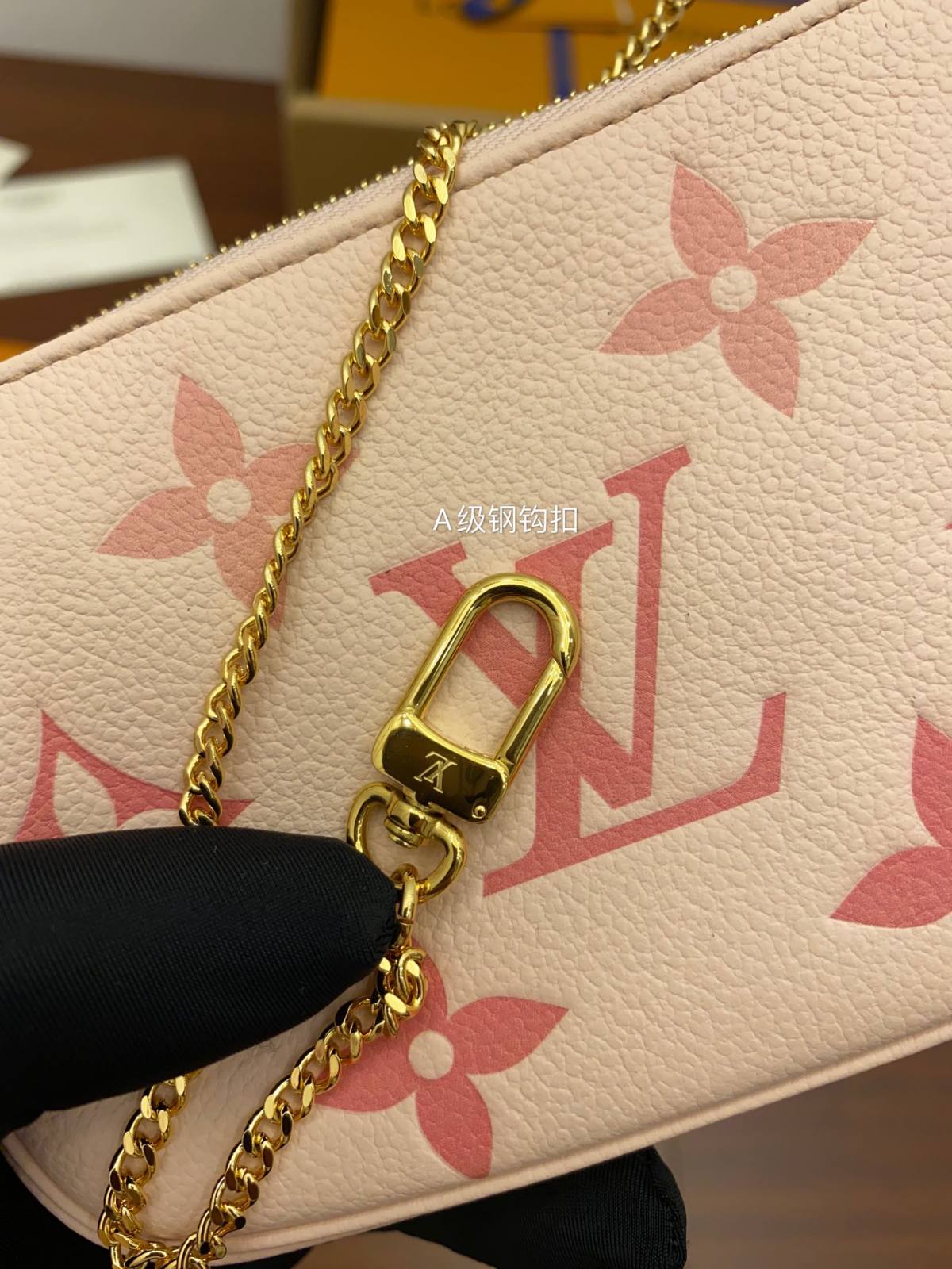 Ellebag’s Replica Mastery: Louis Vuitton M80501 By the Pool Pink Silk Print Monogram Empreinte Leather Embossed-Najlepsza jakość fałszywych torebek Louis Vuitton Sklep internetowy, projektant repliki torebki ru