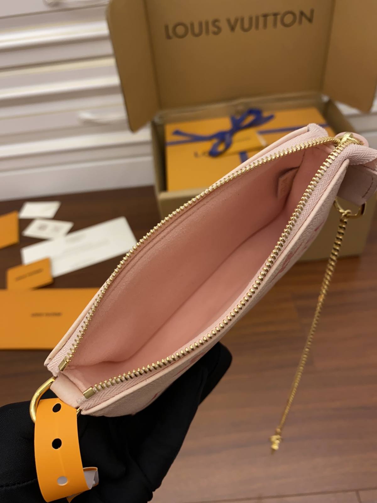 Ellebag’s Replica Mastery: Louis Vuitton M80501 By the Pool Pink Silk Print Monogram Empreinte Leather Embossed-Beste kwaliteit nep Louis Vuitton tas online winkel, replica designer tas ru