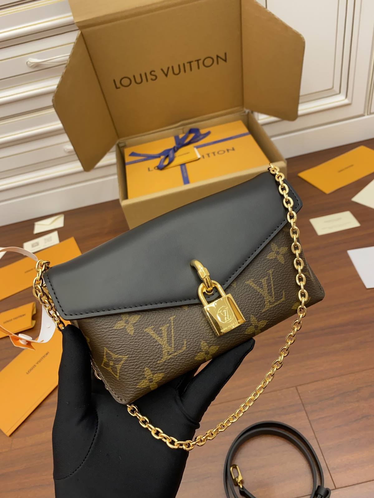 Ellebag’s Replica Craftsmanship: Louis Vuitton PADLOCK ON STRAP Handbag (M80559) in Black Monogram-Magazin online de geanți Louis Vuitton fals de cea mai bună calitate, geantă de designer replica ru