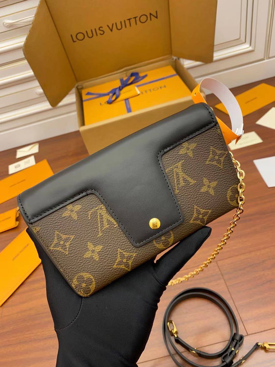 Ellebag’s Replica Craftsmanship: Louis Vuitton PADLOCK ON STRAP Handbag (M80559) in Black Monogram-Zoo Zoo Fake Louis Vuitton Hnab Online Khw, Replica designer hnab ru