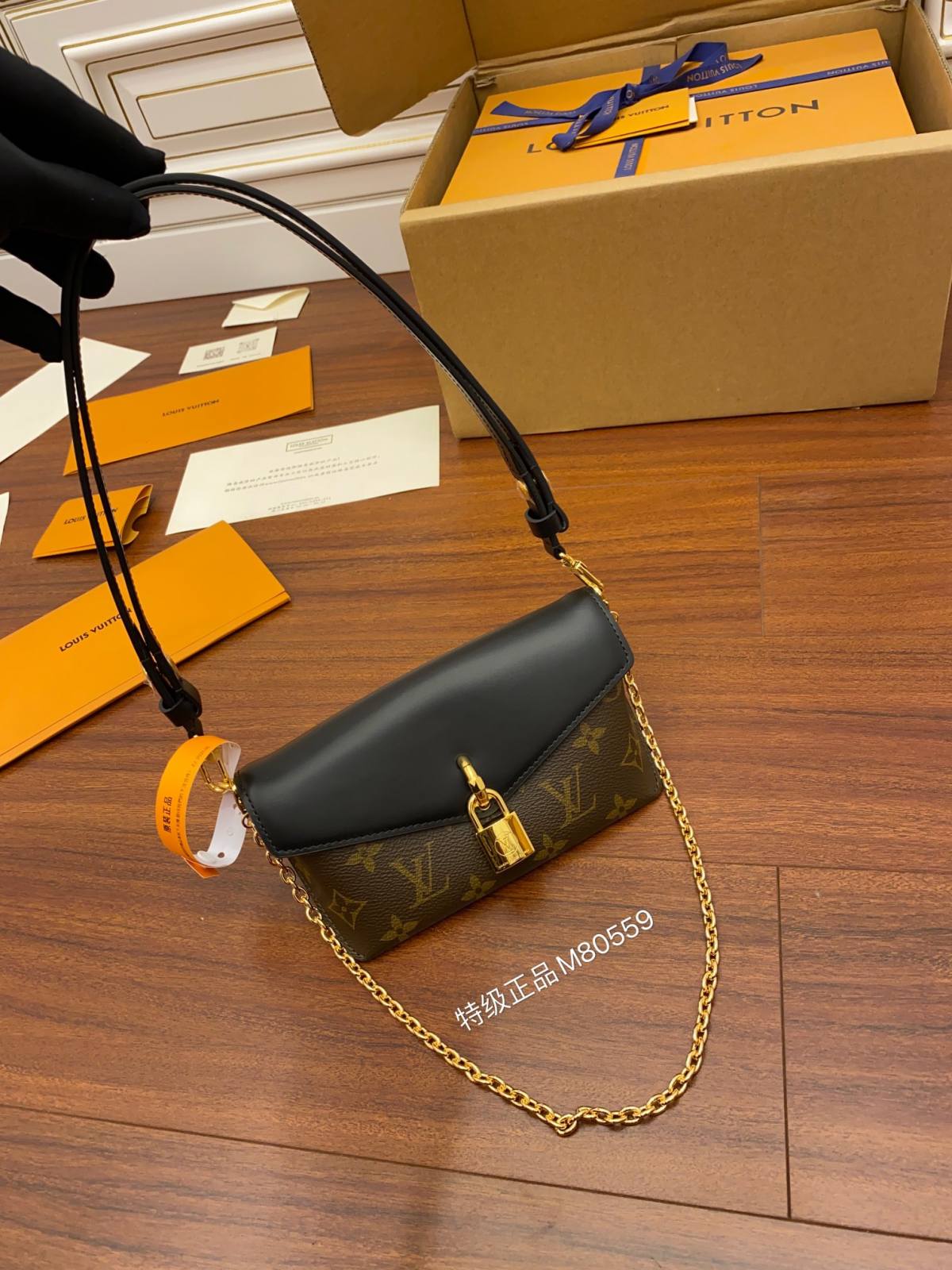 Ellebag’s Replica Craftsmanship: Louis Vuitton PADLOCK ON STRAP Handbag (M80559) in Black Monogram-Online obchod s falošnou taškou Louis Vuitton najvyššej kvality, replika značkovej tašky ru