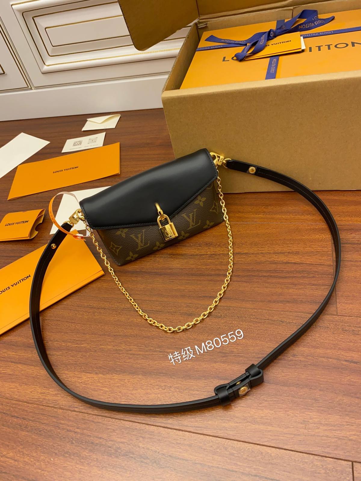 Ellebag’s Replica Craftsmanship: Louis Vuitton PADLOCK ON STRAP Handbag (M80559) in Black Monogram-Bästa kvalitet Fake Louis Vuitton Bag Online Store, Replica designer bag ru