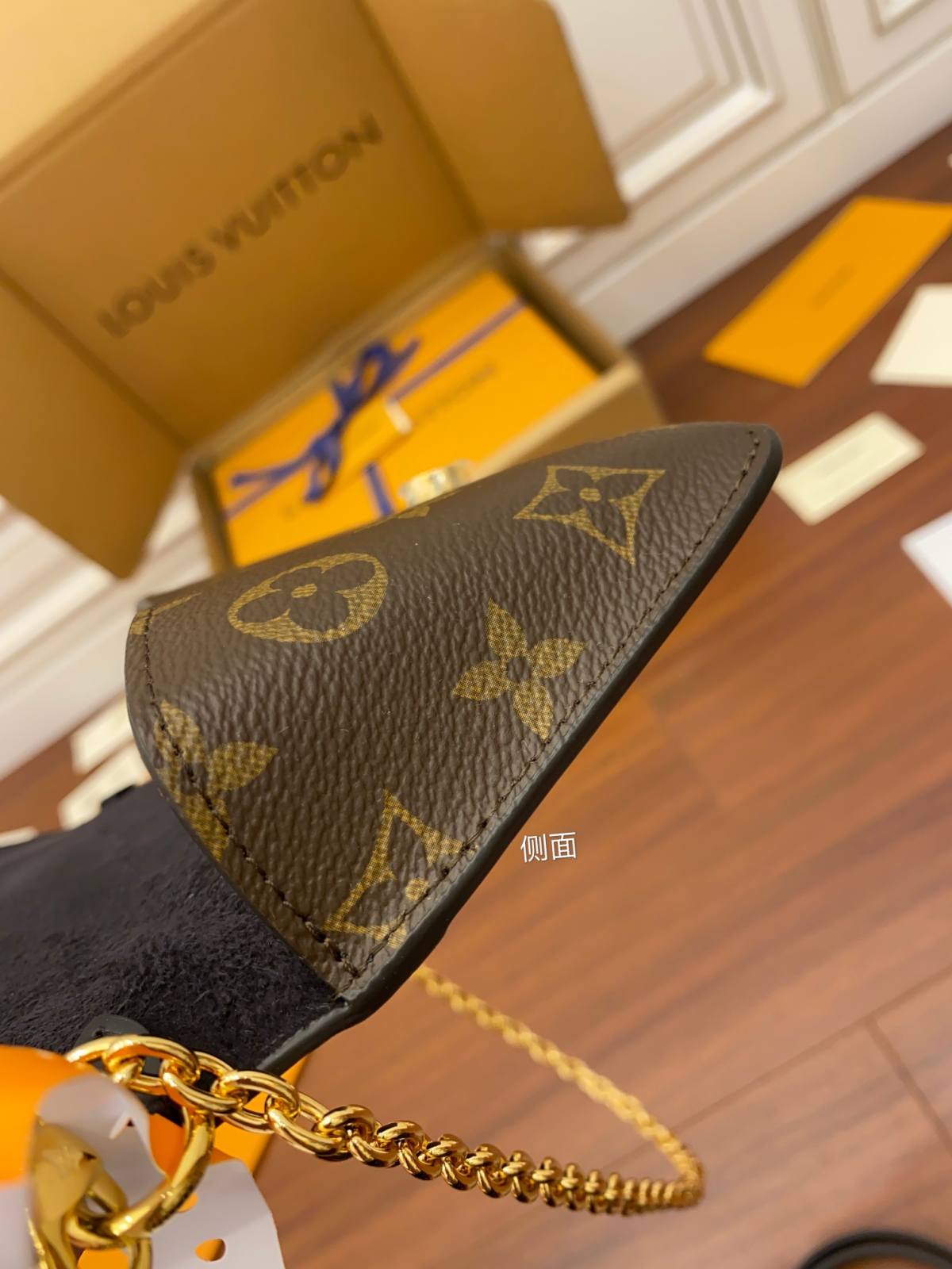 Ellebag’s Replica Craftsmanship: Louis Vuitton PADLOCK ON STRAP Handbag (M80559) in Black Monogram-Шилдэг чанарын хуурамч Louis Vuitton цүнх онлайн дэлгүүр, Replica дизайнер цүнх ru