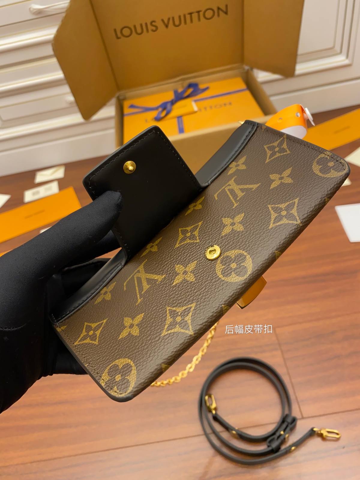 Ellebag’s Replica Craftsmanship: Louis Vuitton PADLOCK ON STRAP Handbag (M80559) in Black Monogram-Bästa kvalitet Fake Louis Vuitton Bag Online Store, Replica designer bag ru