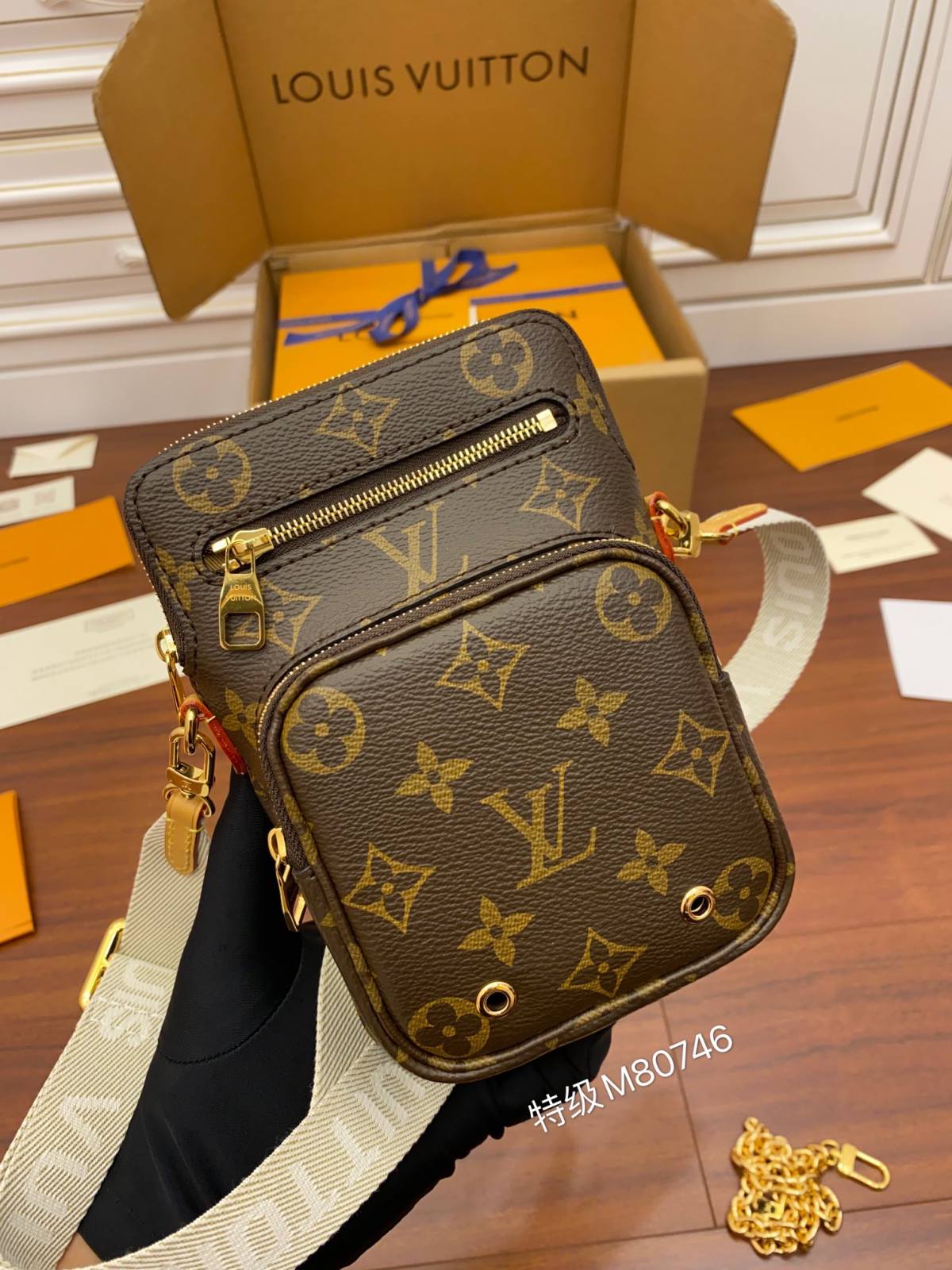 Ellebag’s Replica Craftsmanship: Louis Vuitton UTILITY PHONE POCKET Phone Bag (M80746) in Monogram Canvas-Best Quality Replica designer Bag factory in China