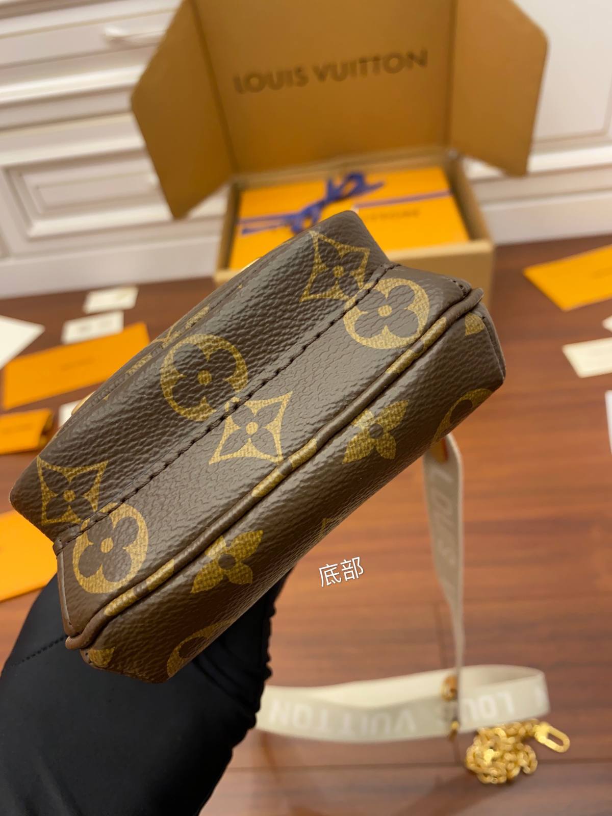 Ellebag’s Replica Craftsmanship: Louis Vuitton UTILITY PHONE POCKET Phone Bag (M80746) in Monogram Canvas-Լավագույն որակի կեղծ Louis Vuitton պայուսակների առցանց խանութ, Replica դիզայներական պայուսակ ru