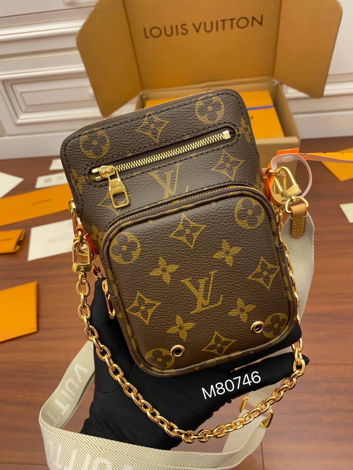 Ellebag’s Replica Craftsmanship: Louis Vuitton UTILITY PHONE POCKET Phone Bag (M80746) in Monogram Canvas-بہترین معیار کا جعلی لوئس ووٹن بیگ آن لائن اسٹور، ریپلیکا ڈیزائنر بیگ آر یو