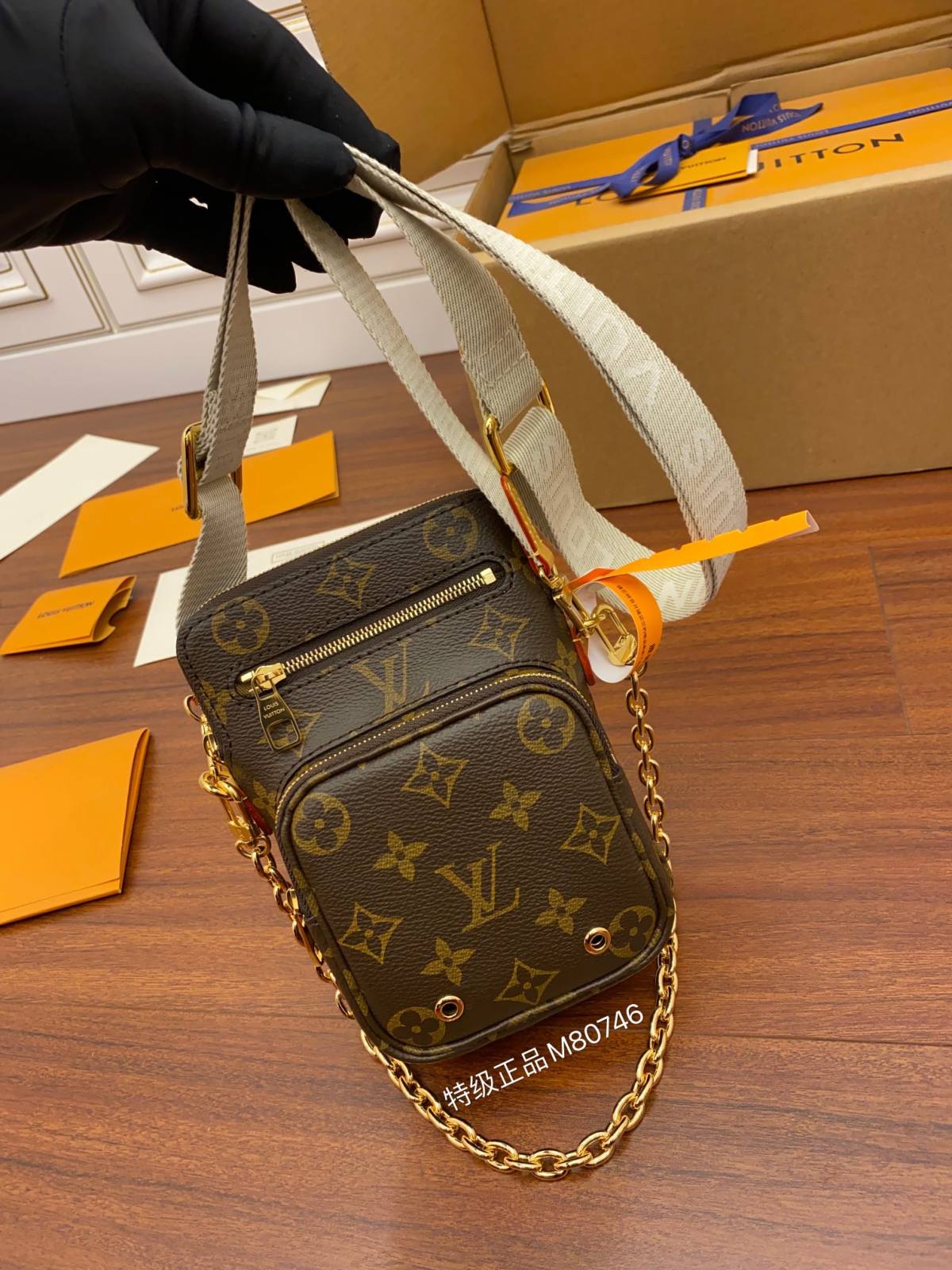 Ellebag’s Replica Craftsmanship: Louis Vuitton UTILITY PHONE POCKET Phone Bag (M80746) in Monogram Canvas-بہترین معیار کا جعلی لوئس ووٹن بیگ آن لائن اسٹور، ریپلیکا ڈیزائنر بیگ آر یو