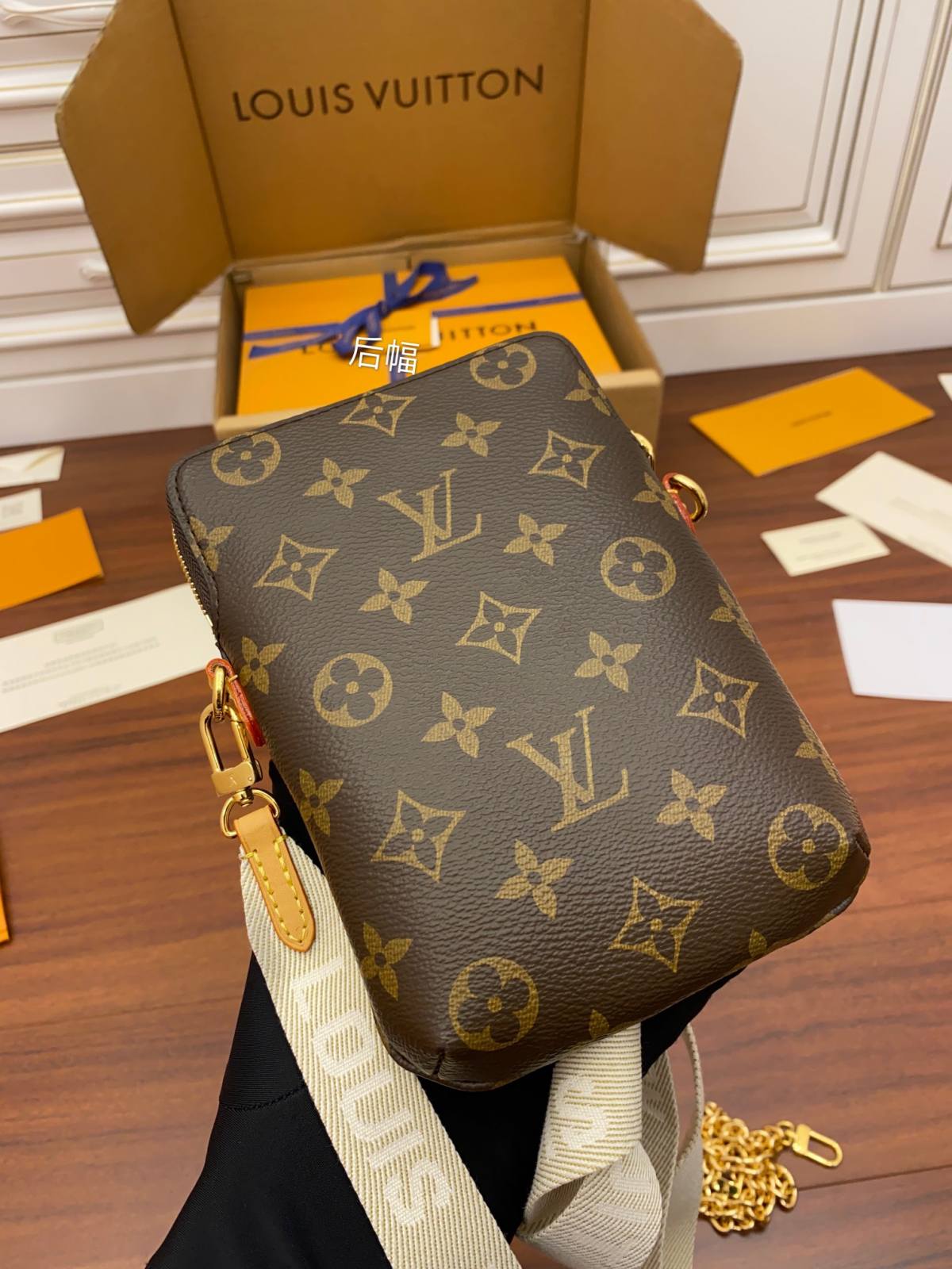 Ellebag’s Replica Craftsmanship: Louis Vuitton UTILITY PHONE POCKET Phone Bag (M80746) in Monogram Canvas-بہترین معیار کا جعلی لوئس ووٹن بیگ آن لائن اسٹور، ریپلیکا ڈیزائنر بیگ آر یو