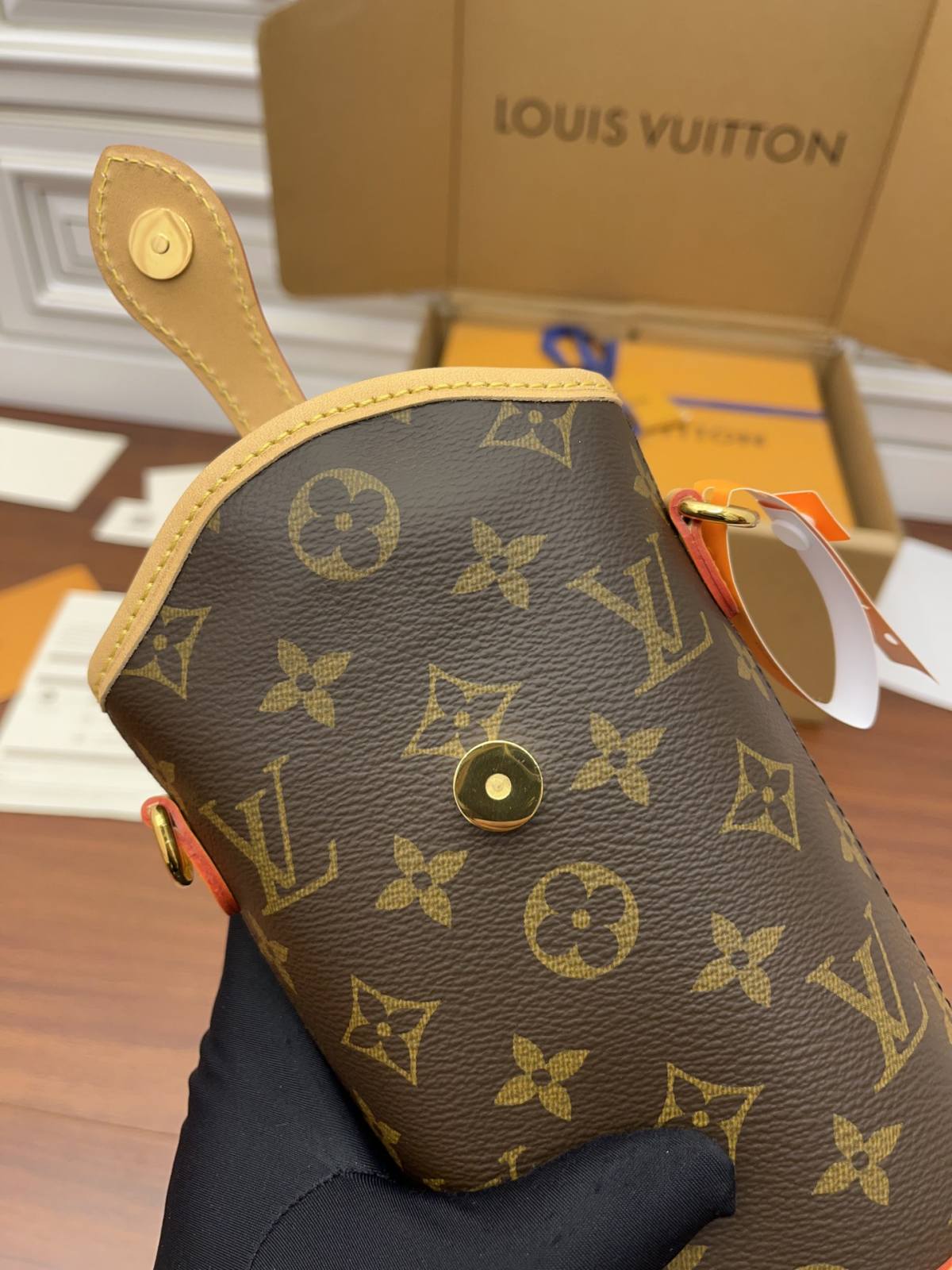 Ellebag’s Expert Replication of Louis Vuitton M80874 Fold Me Clutch: A Blend of Monogram Canvas and Leather-Best Quality Replica designer Bag factory in China